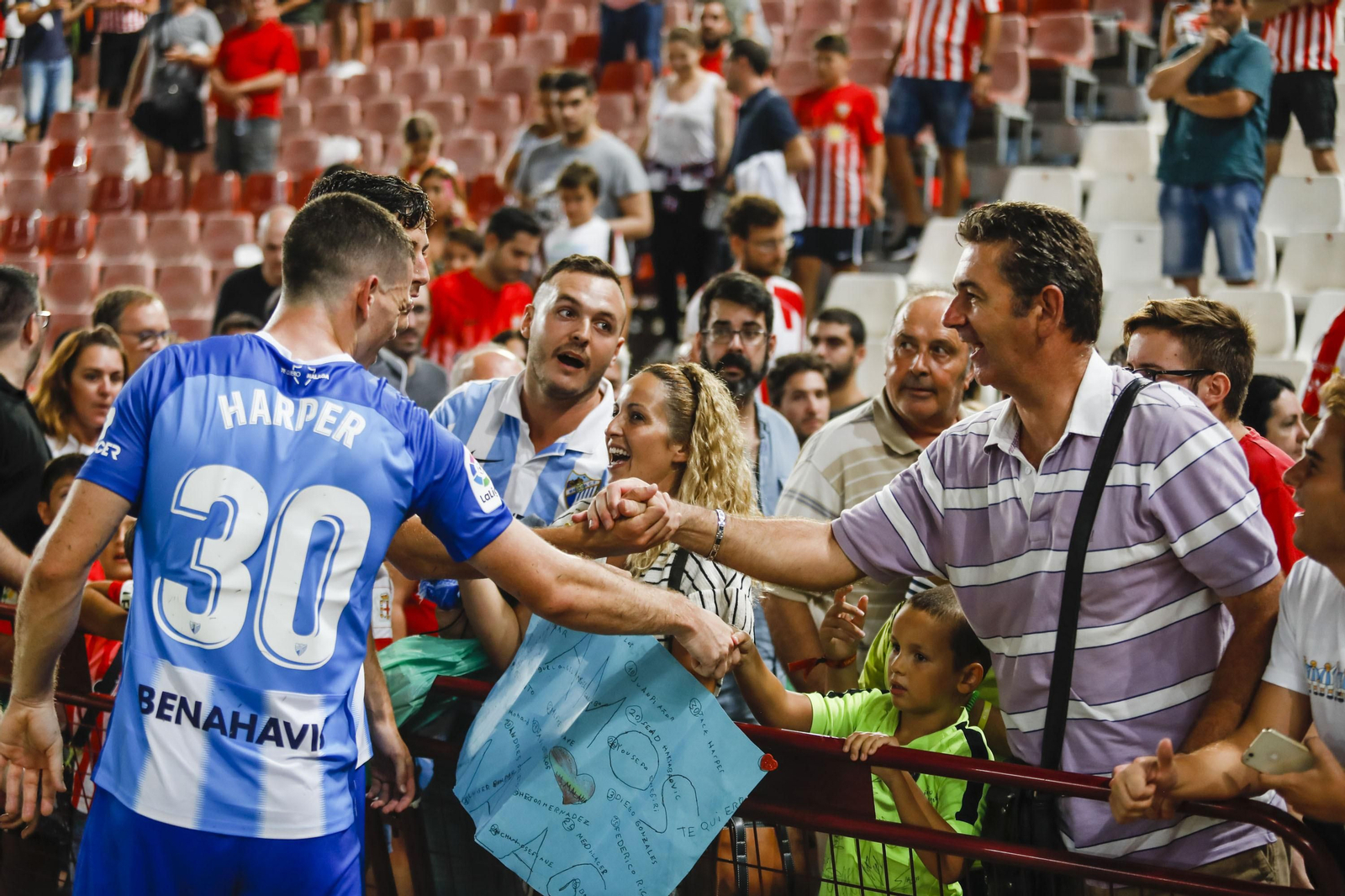 Jack Harper, al término del partido contra el Almería en el estadio de los Juegos del Mediterráneo.