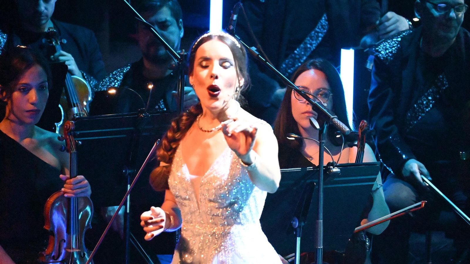 Anais SanCruz puso su bella voz a algunos de los temas.