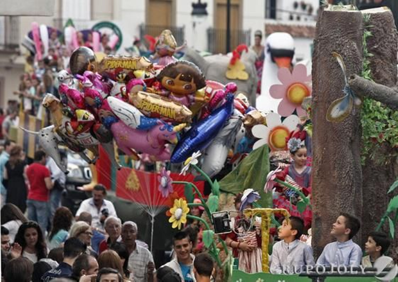 La ubicación de la portada en la avenida Tercer Centenario modifica el recorrido de las seis carrozas.

Foto: Erasmo Fenoy