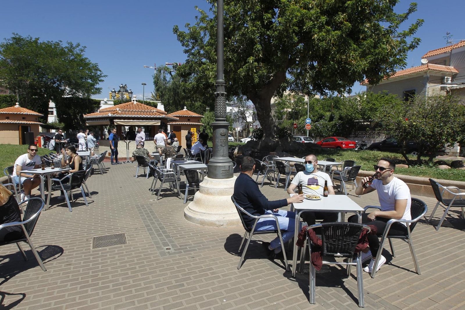 Imagen del primer día de apertura de bares en Almería.