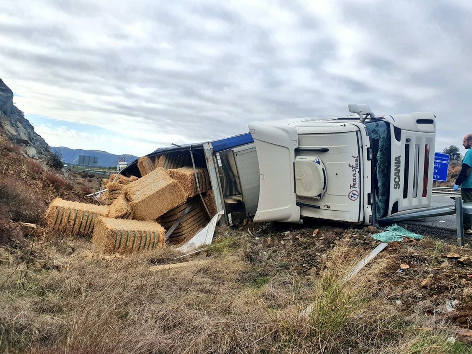 El camión volcado en la A-66