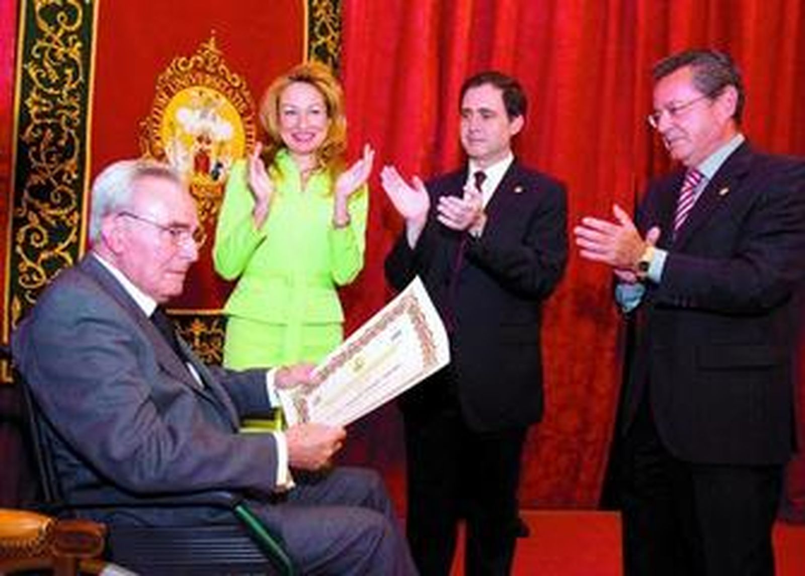 José Manuel Pumar recibe el reconocimiento de la Universidad y la Confederación de Empresarios.