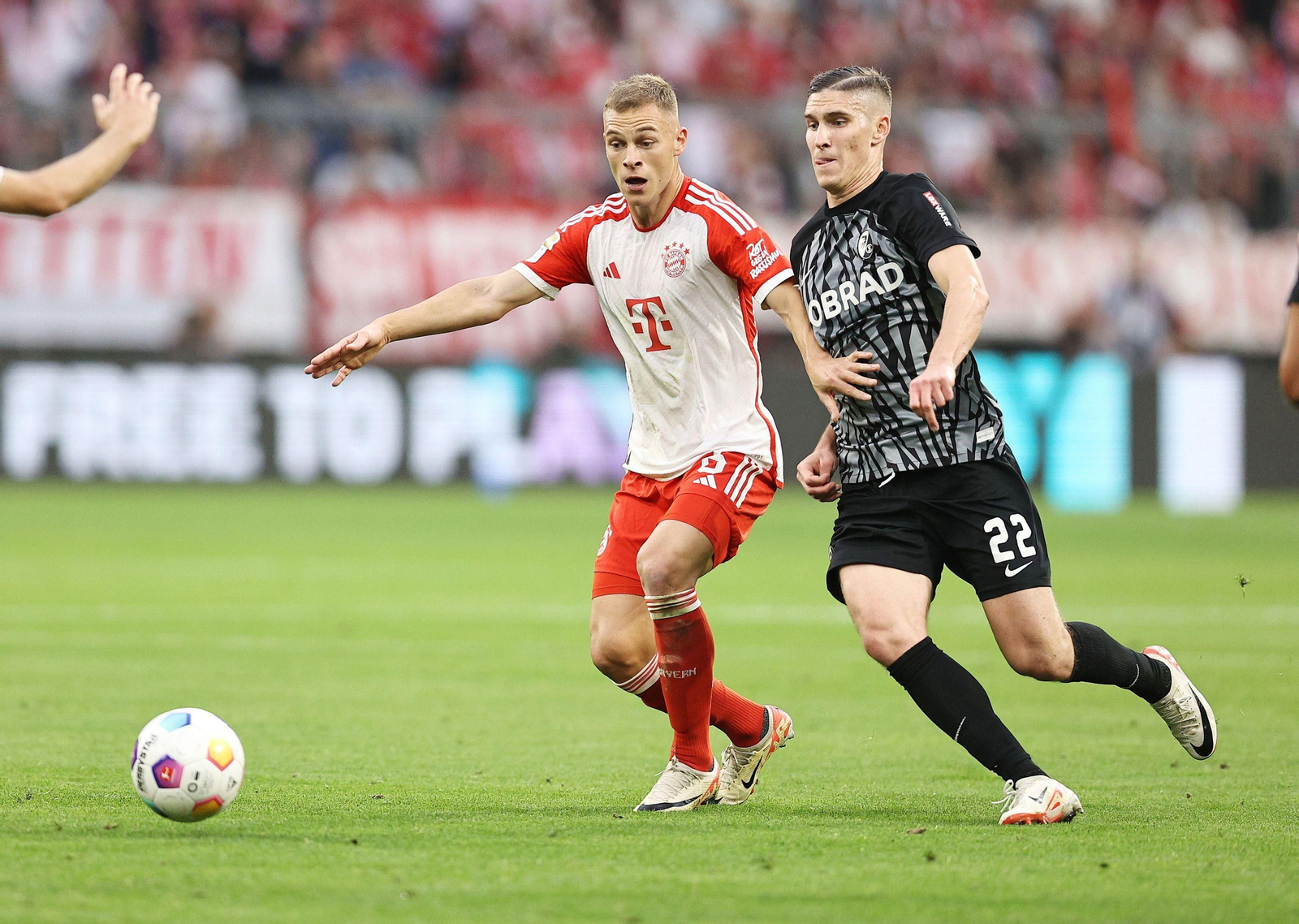 Roland Sallai pugna con Kimmich en un duelo ante el Bayern Múnich.