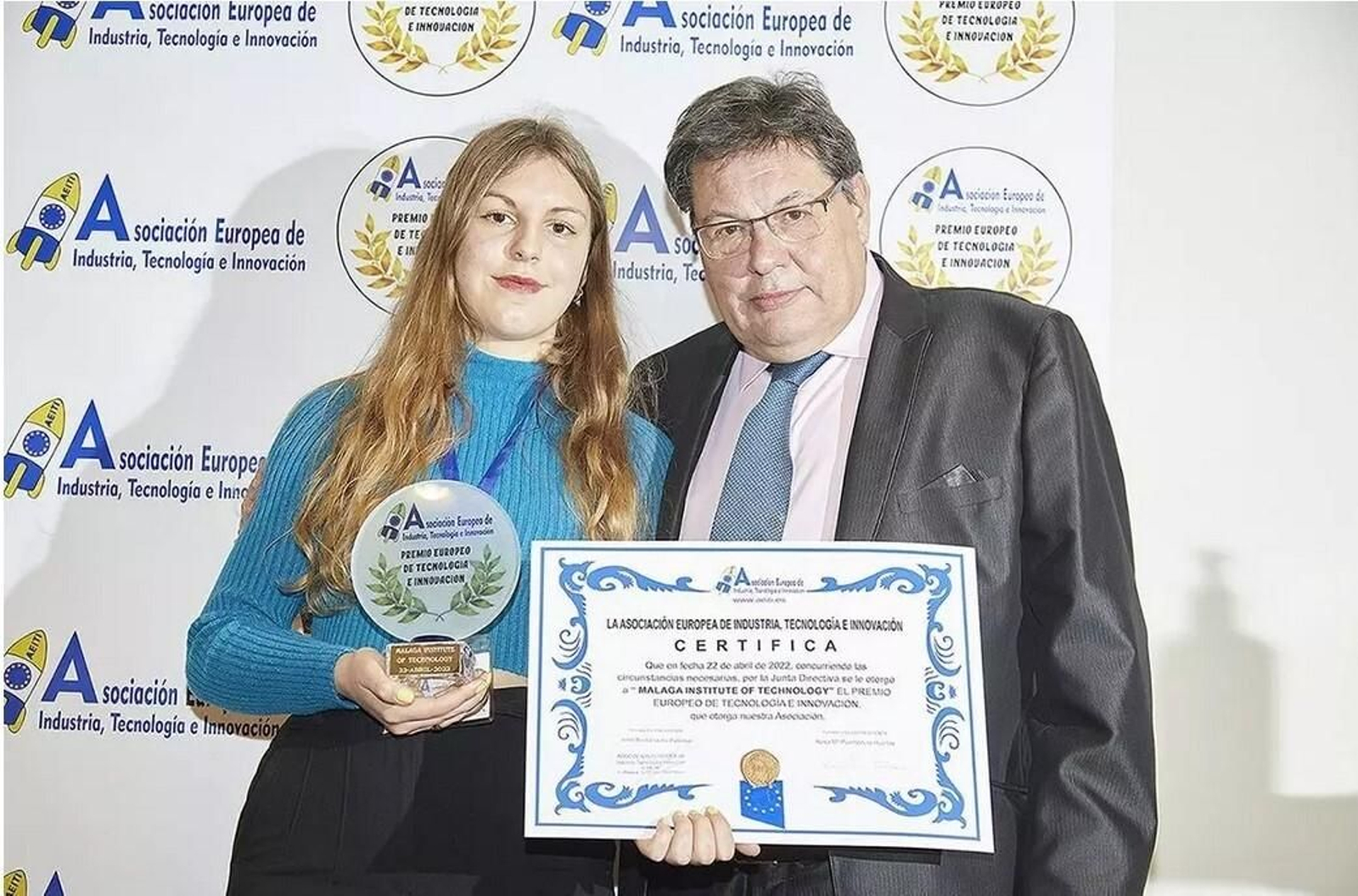 Monica Santos, representando al MIT Málaga, con el presidente de AEITI.