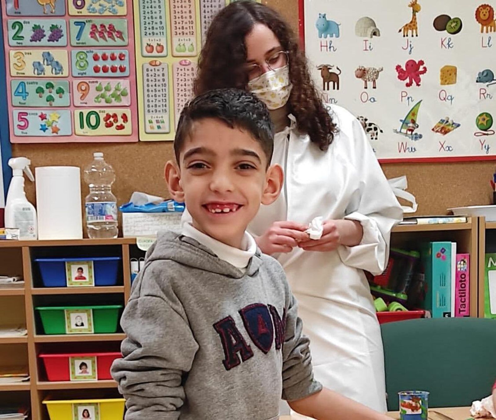 El pequeño Iker López sonríe en la escuela.
