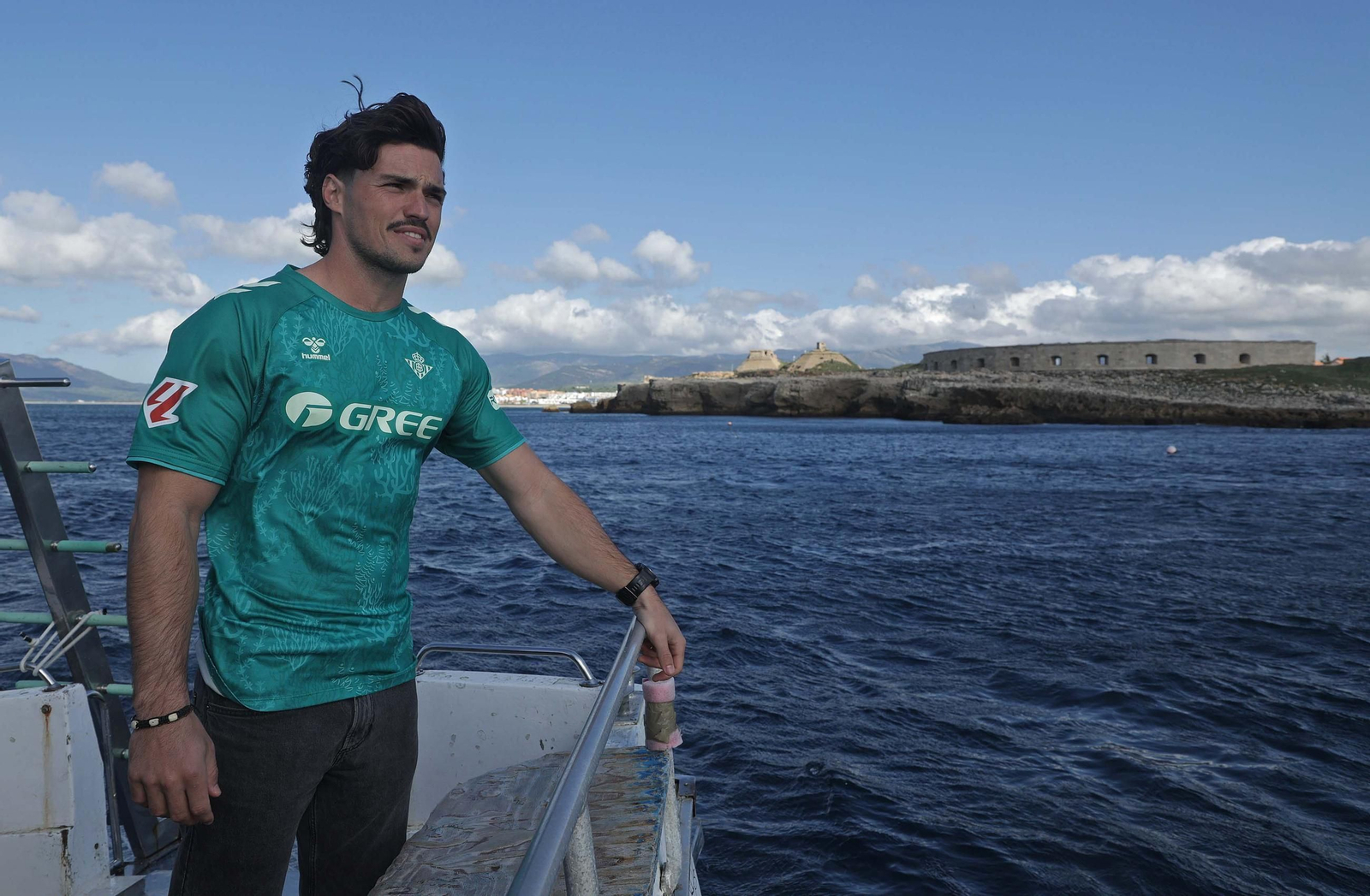 Fotos de la nueva camiseta ecológica del Real Betis fabricada con algas