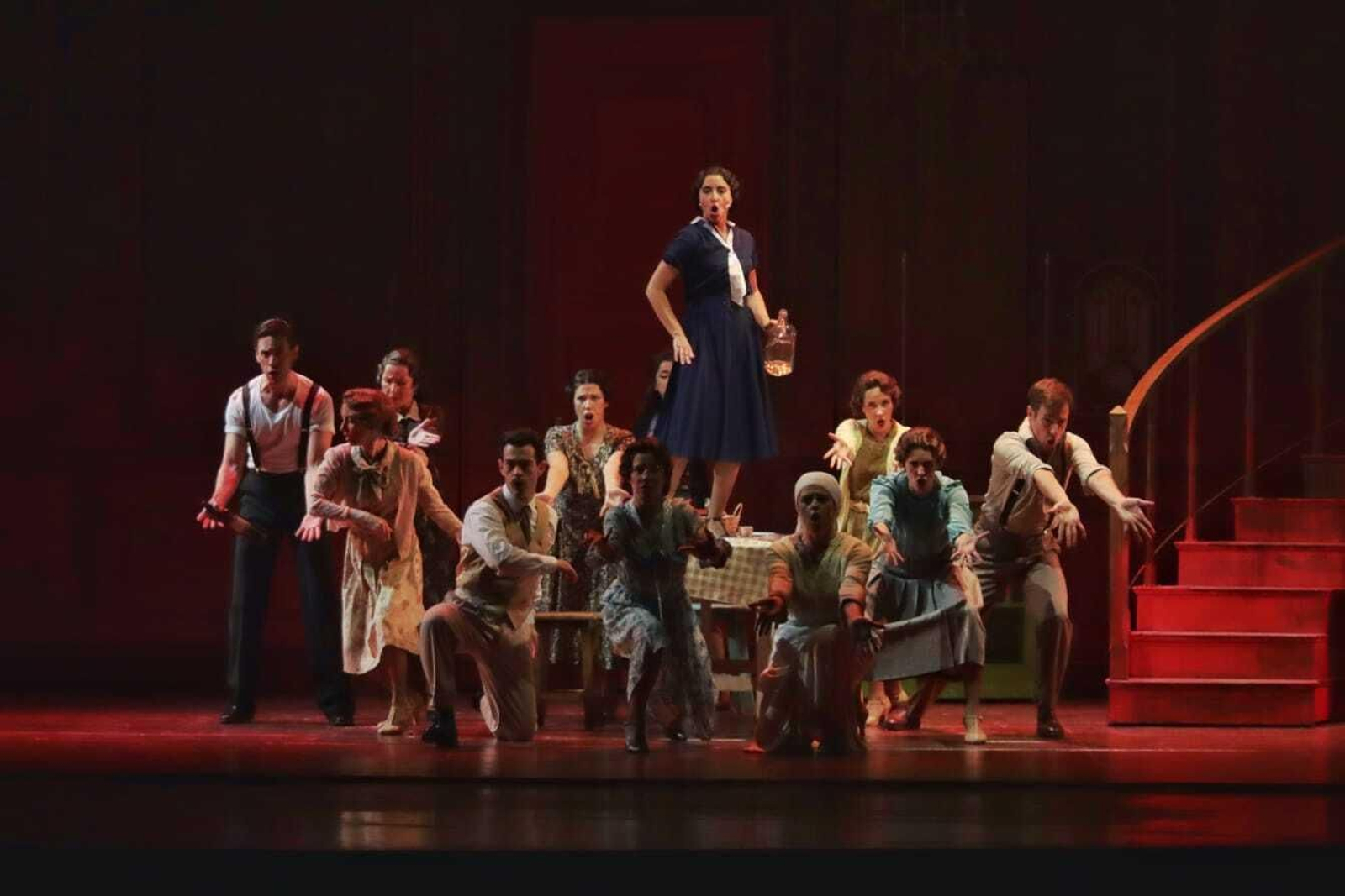 El musical 'El tiempo entre costuras', en el Teatro Cervantes hasta 10 de septiembre, en imágenes