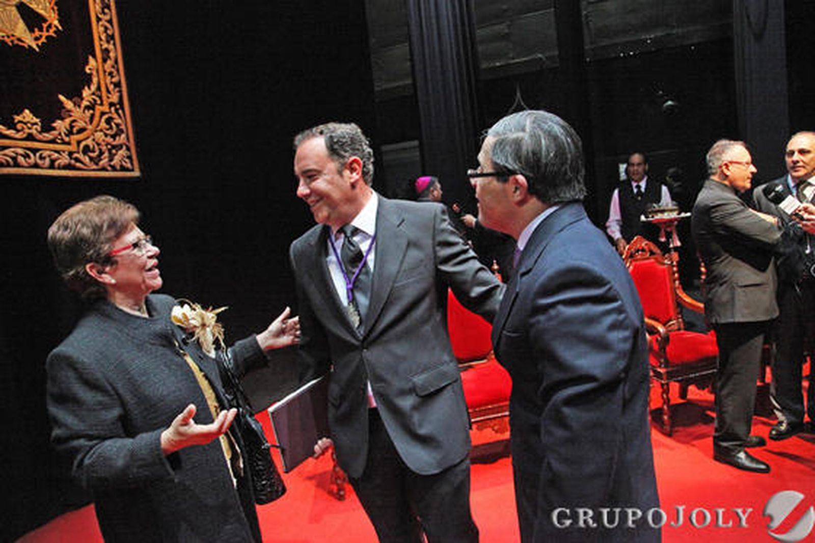 El pregonero junto a su madre y su inseparable amigo José María Lozano.

Foto: Vanesa Lobo