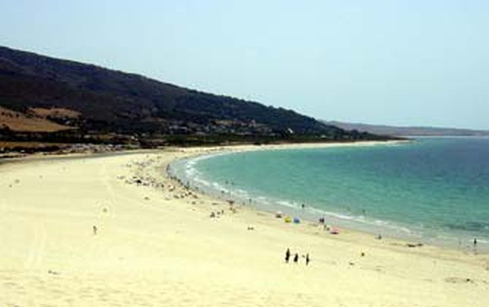 Primer plano de la playa de Valdevaquiros, al fondo los terrenos en construcción./S. T.