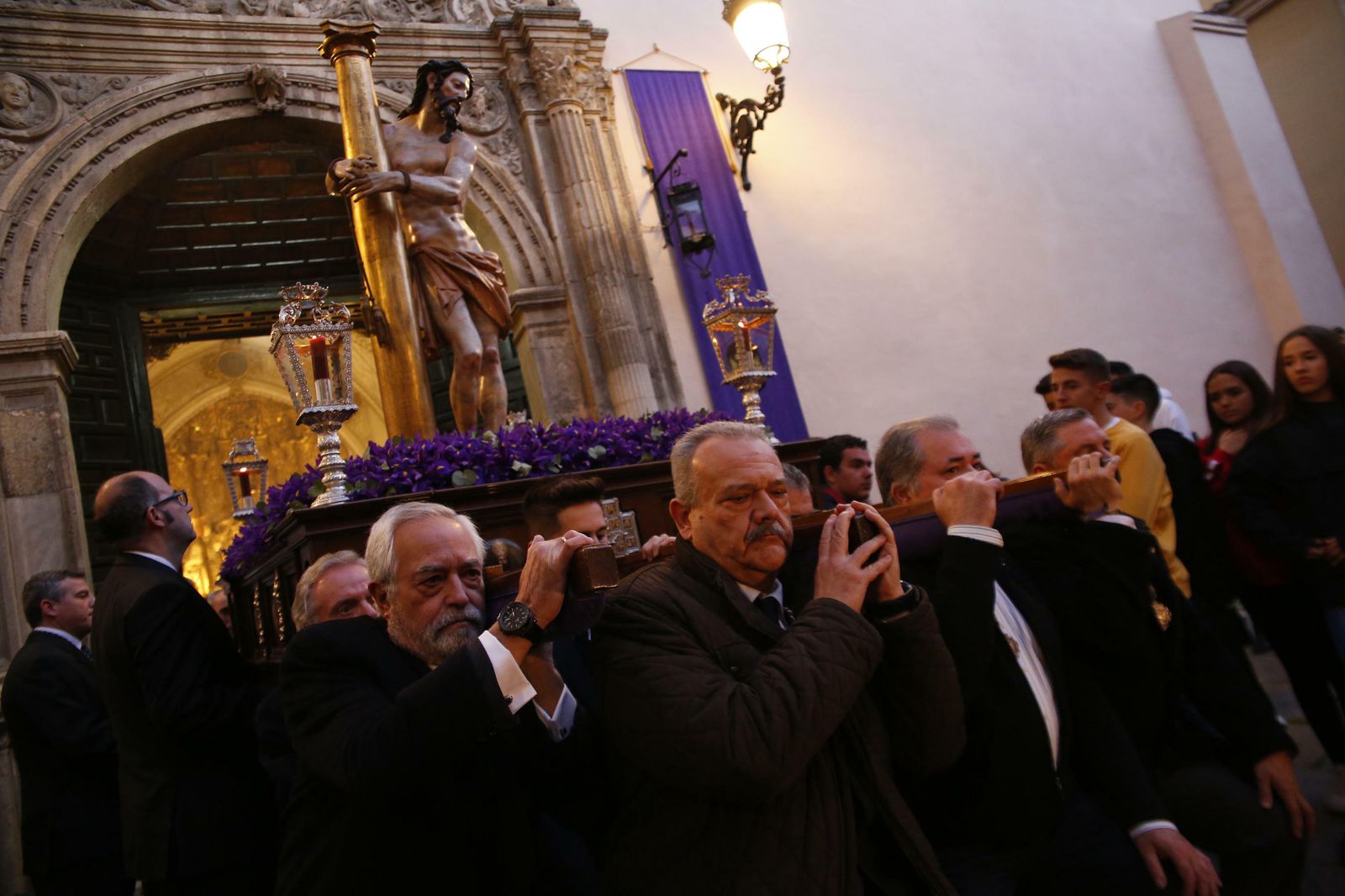 El vía crucis oficial de las cofradías de Granada, en imágenes