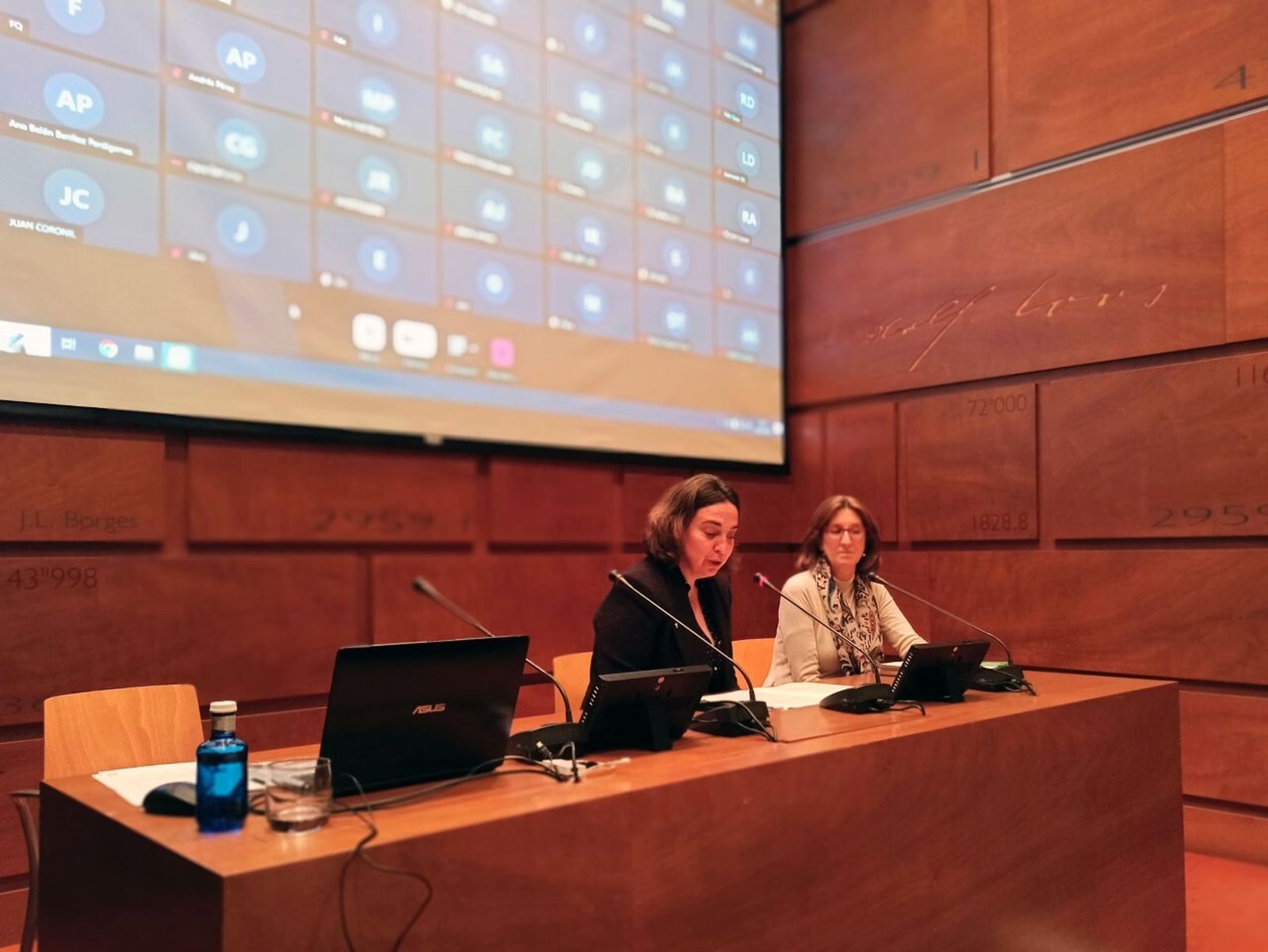 La delegada territorial de Fomento, Articulación del Territorio y Vivienda de la Junta de Andalucía en Cádiz, Carmen Sánchez, y la decana del Colegio de Arquitectos de Cádiz, Isabel Suraña.