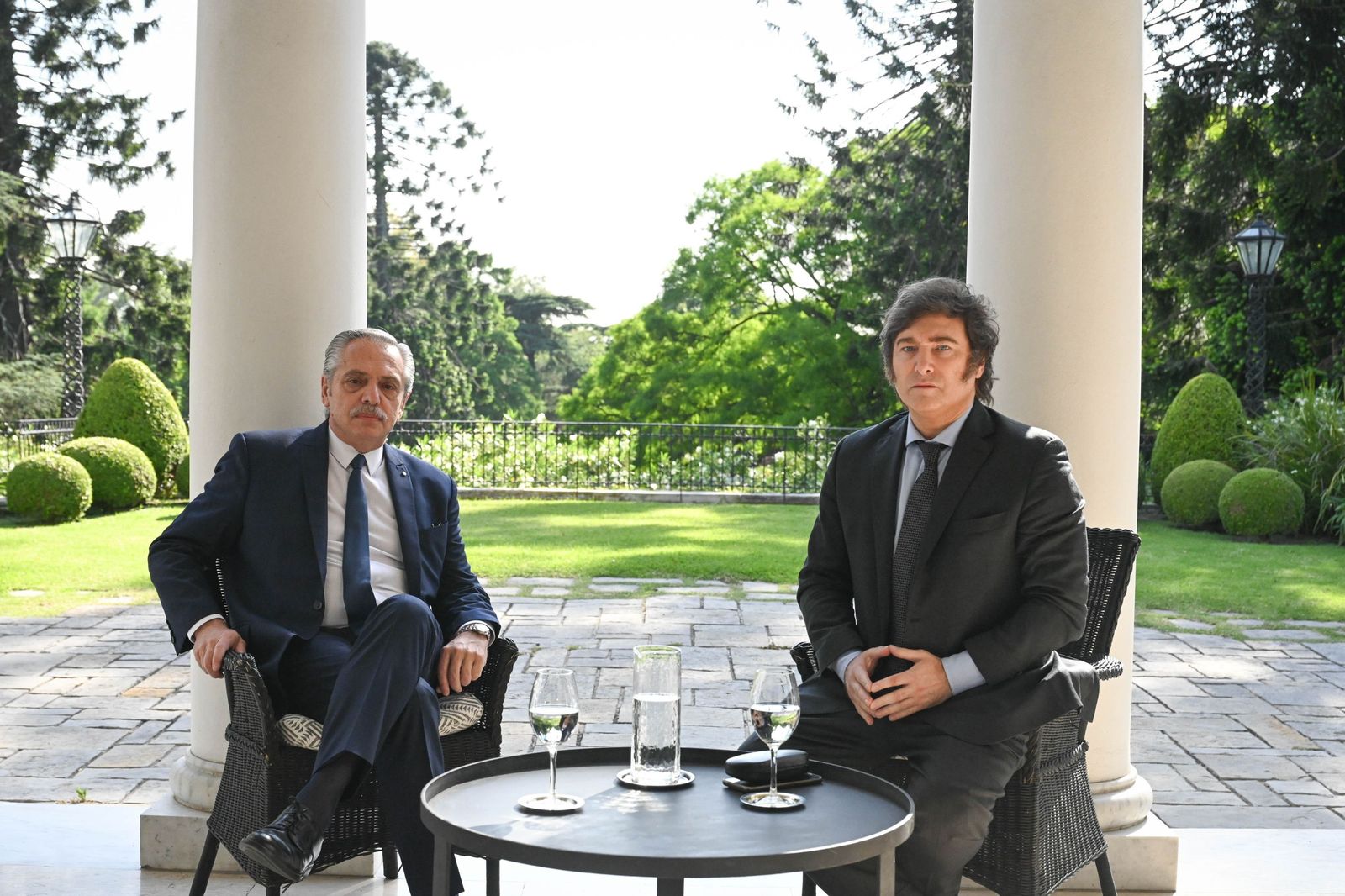 El presidente argentino, Alberto Fernández (izq.), y el mandatario electo, Javier Milei, se reúnen en la residencia oficial de Quinta de Olivos.