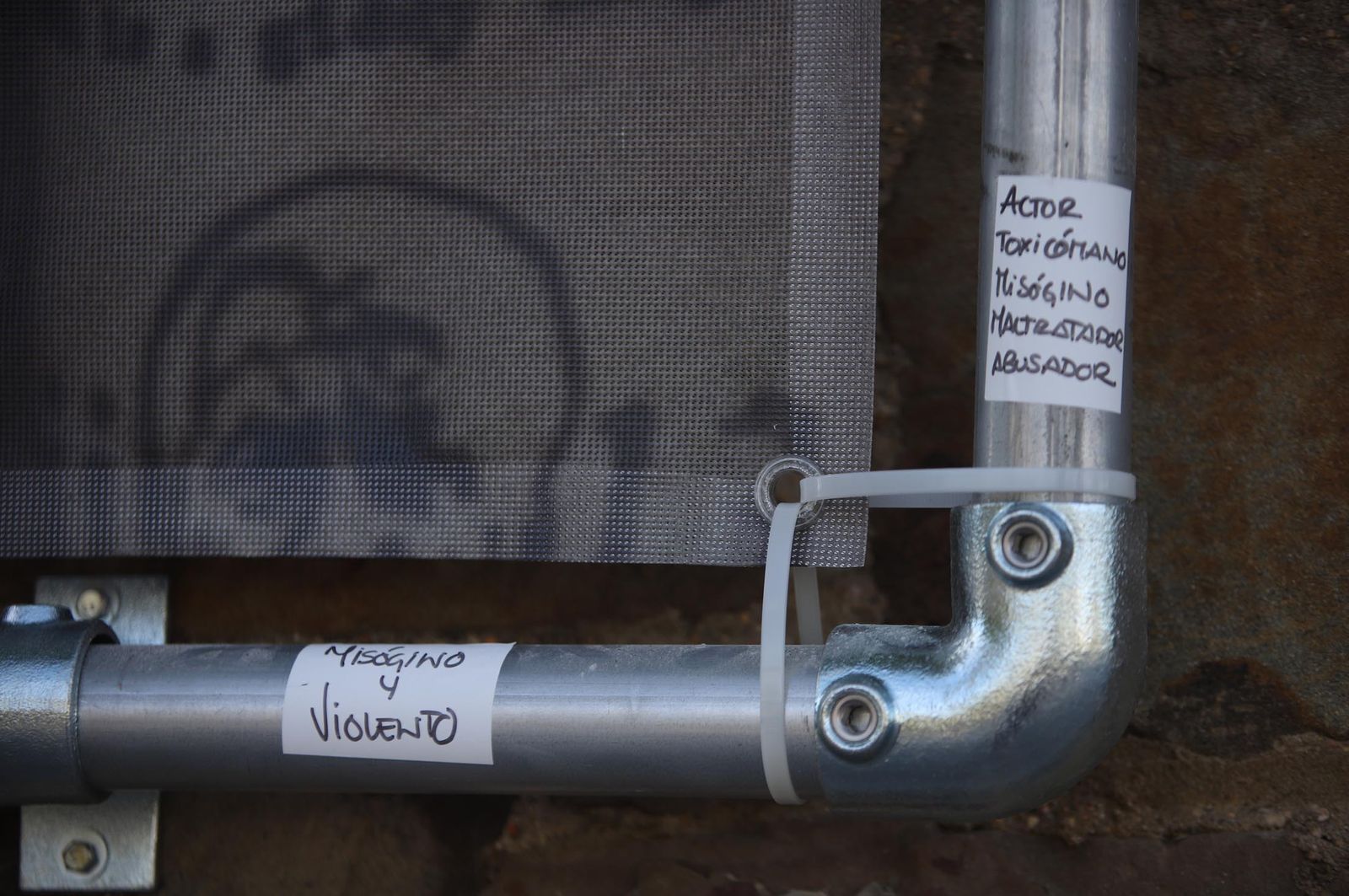 Imágenes  de los actos vandálicos en la exposición al aire libre de Jorge Fuembuena en la Avda Santa Marta