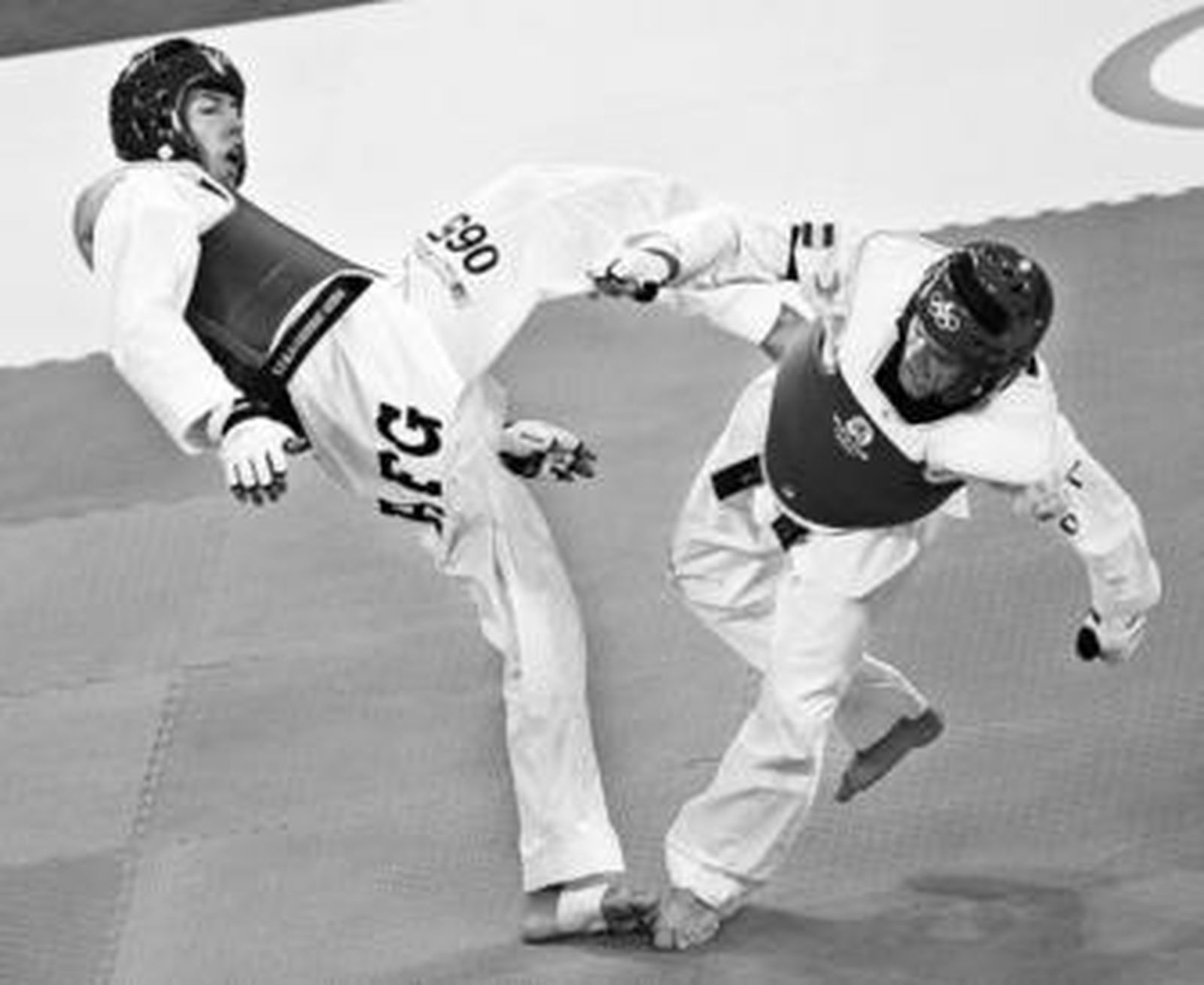 Abriendo el camino de la paz a patadas