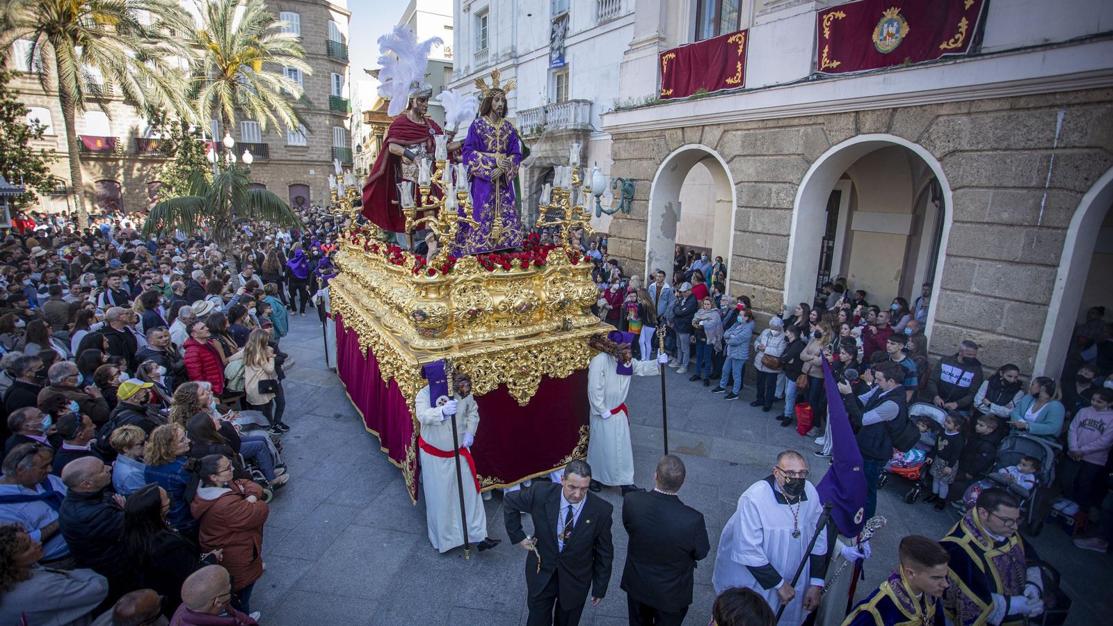 El paso de Jesús de la Sentencia, delante del Ayuntamiento.