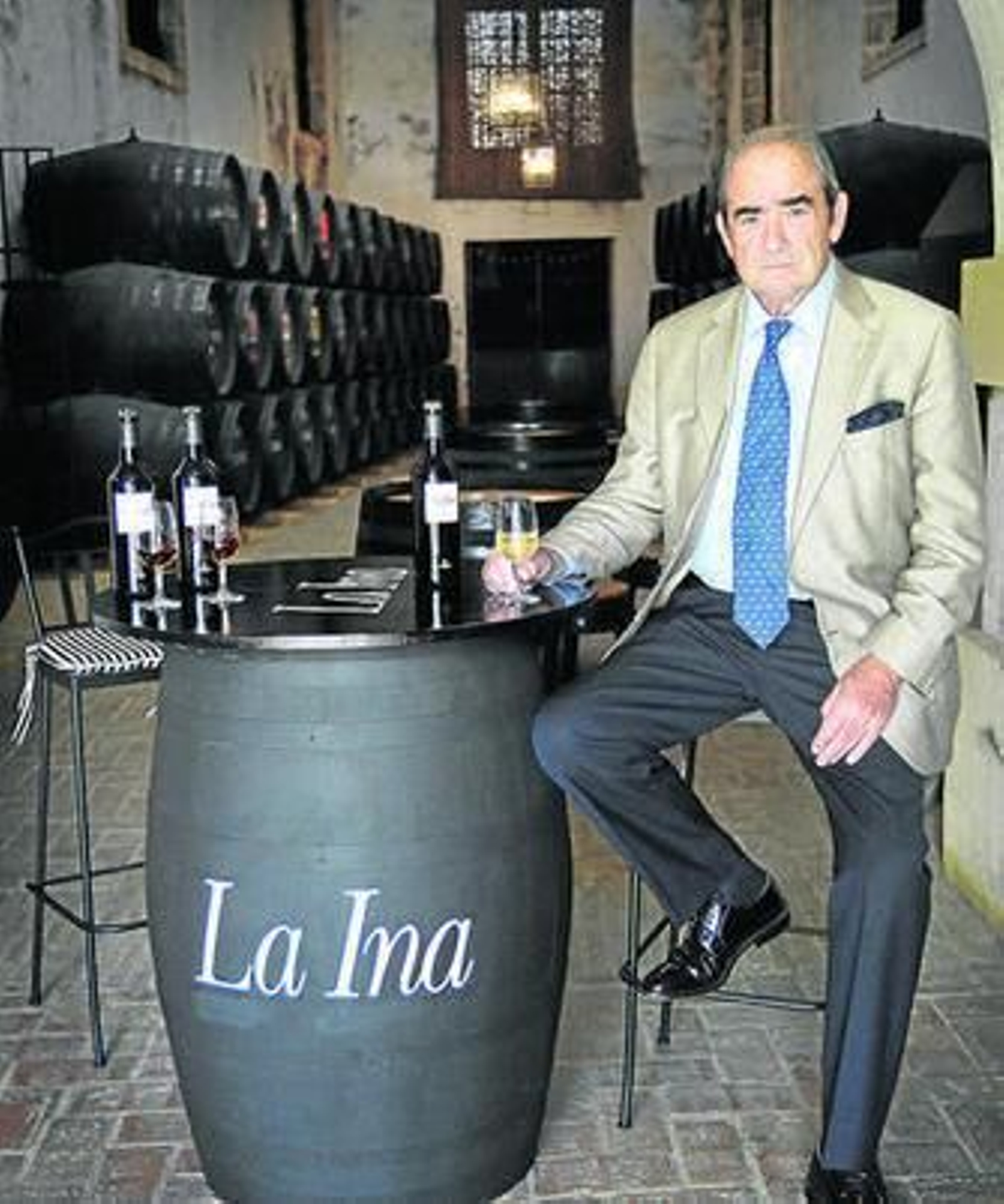 Luis Caballero, posando ante una bota de La Ina, su última adquisición.