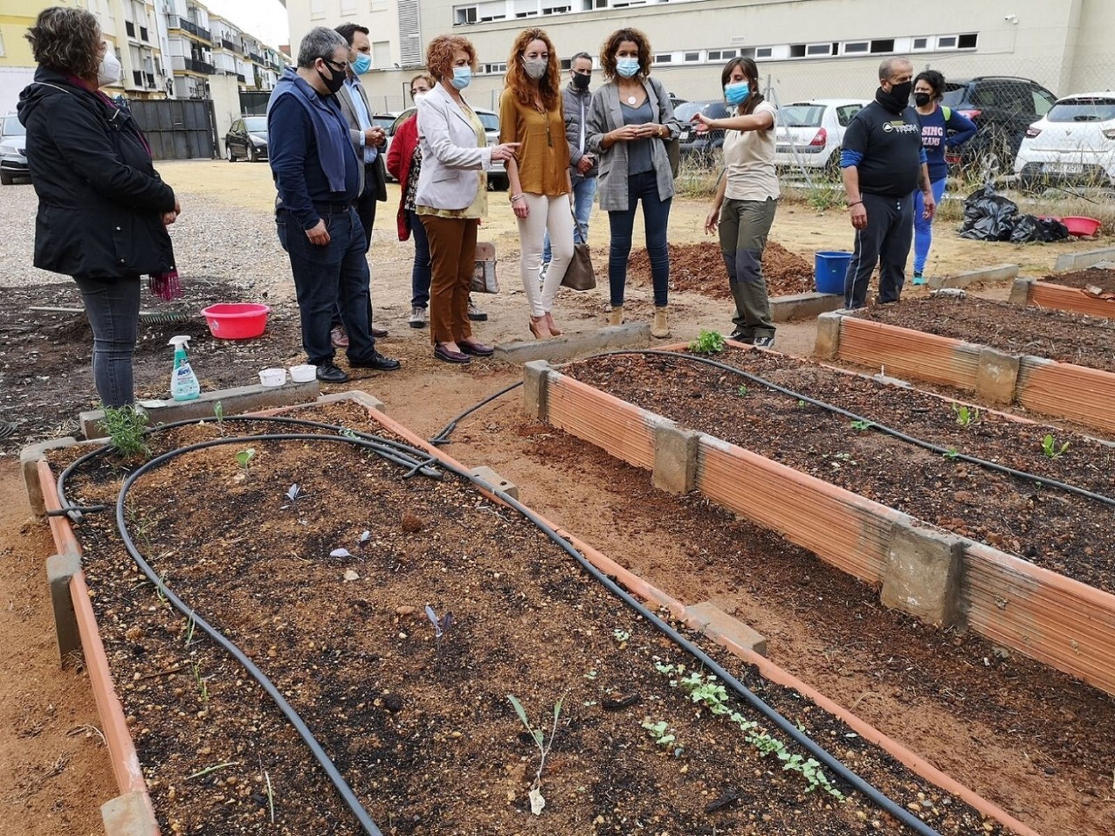 Adela Castaño y Clara Macías visitan los huertos urbanos del Hogar San Fernando.