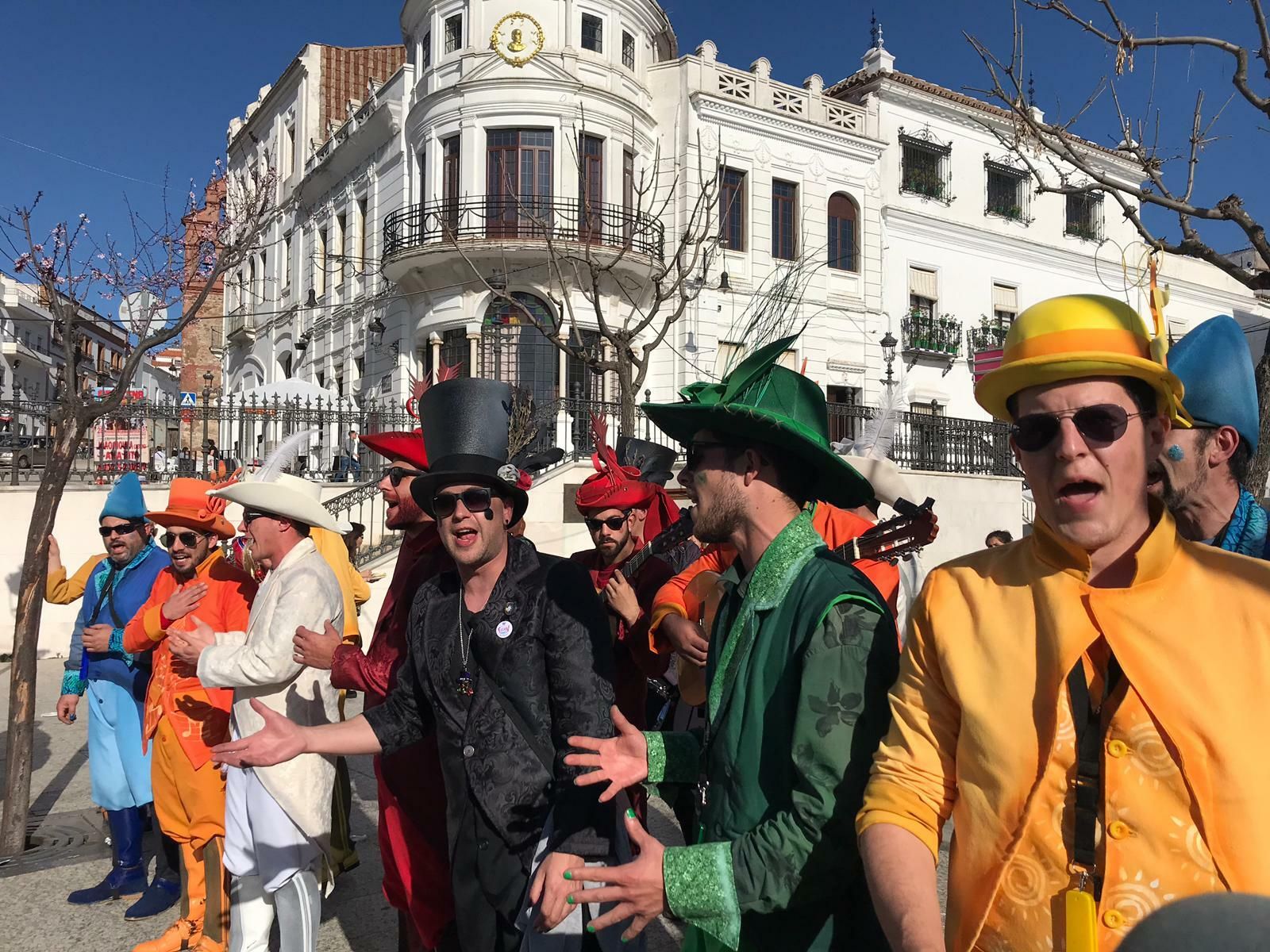 Actuación de la agrupación de una peña en la Plaza del Marqués.