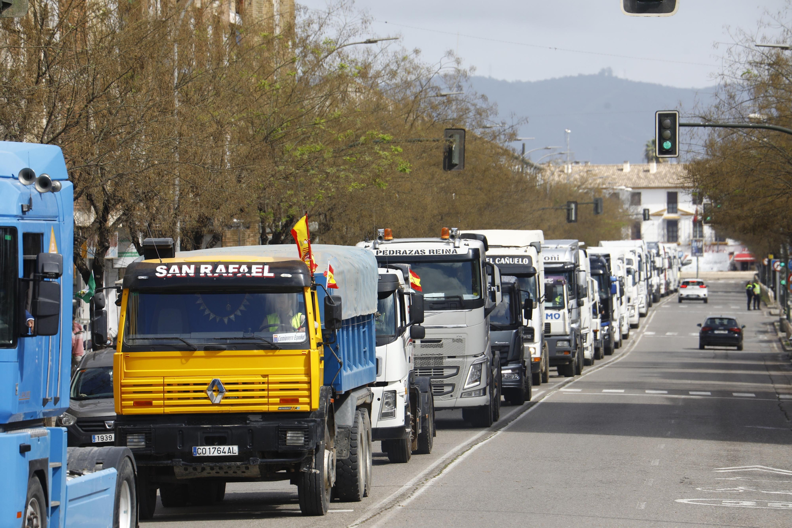 Los transportistas colapsan el centro de Córdoba, en imágenes