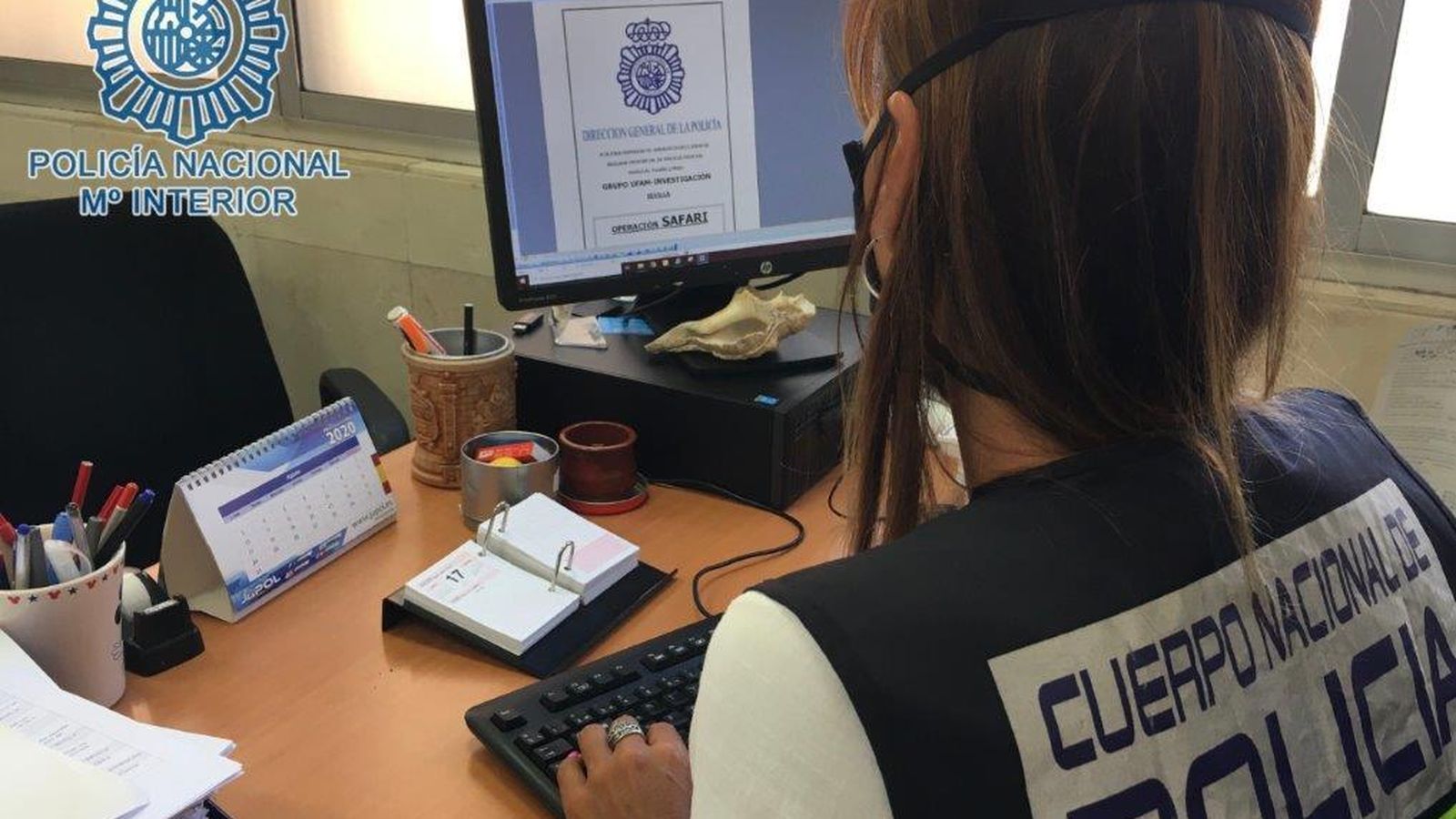 Una agente de la UFAM-Investigación, la unidad que ha detenido al presunto violador.