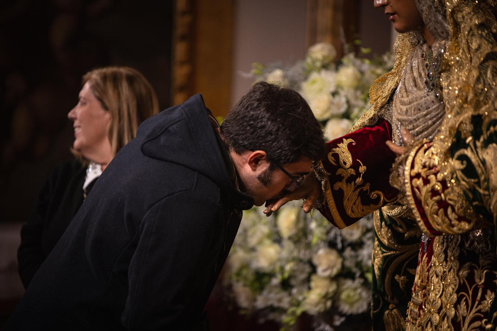 Imágenes del besamanos a la Esperanza de Triana en la Capilla de los Marineros
