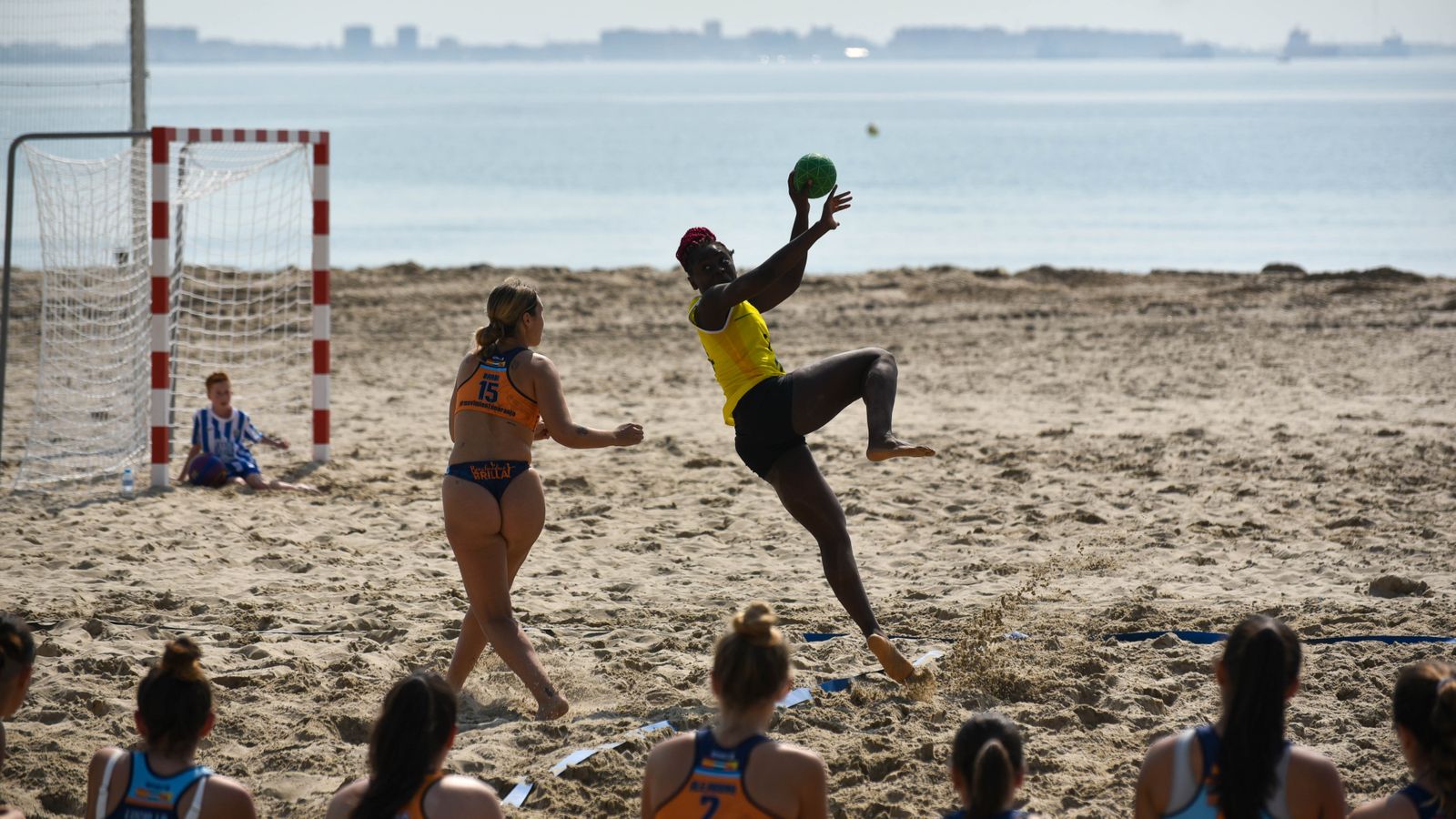 Las selecciones italianas de balonmano-playa se entrenan en Algeciras