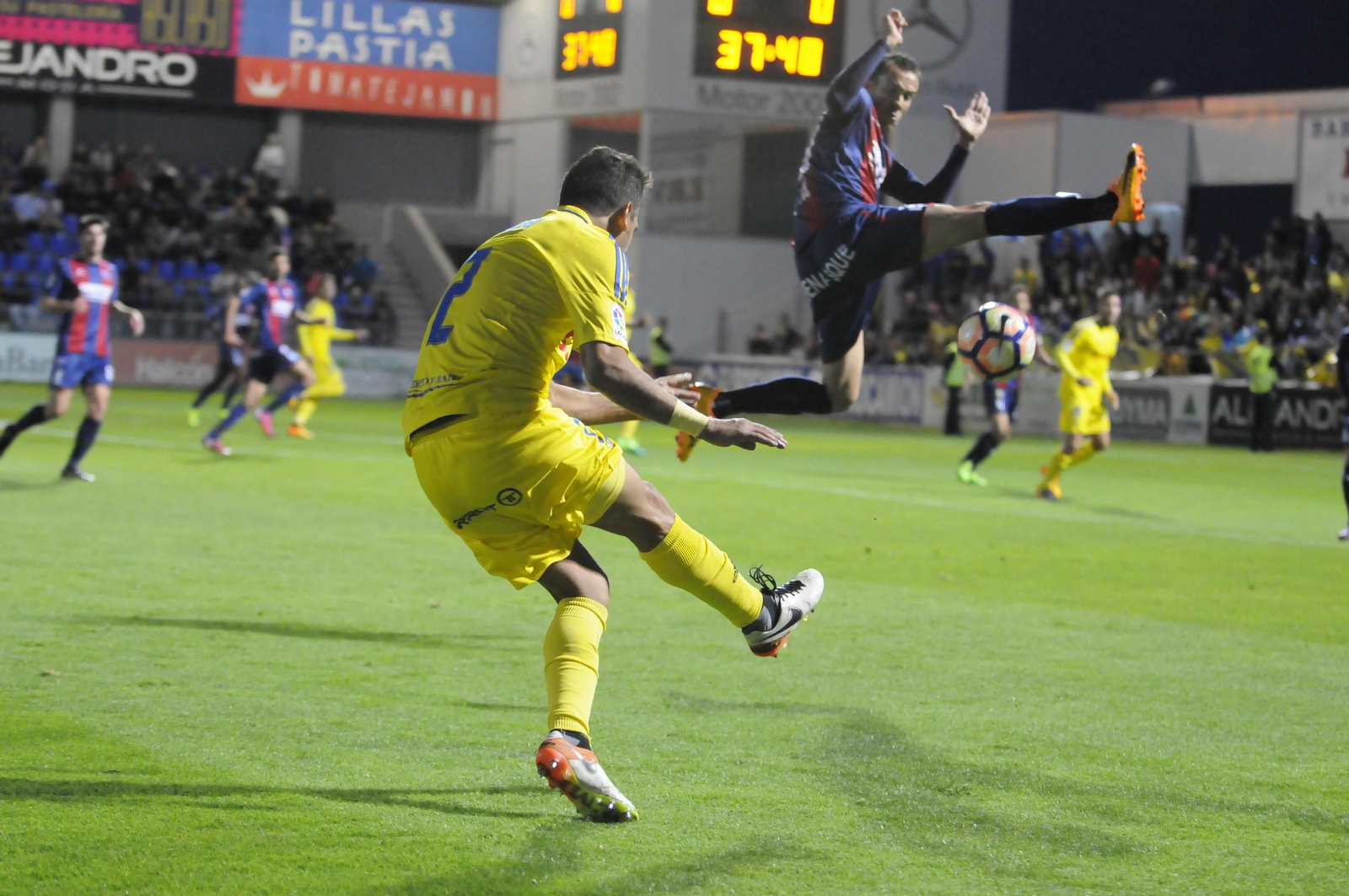 Las imágenes del Huesca-Cádiz