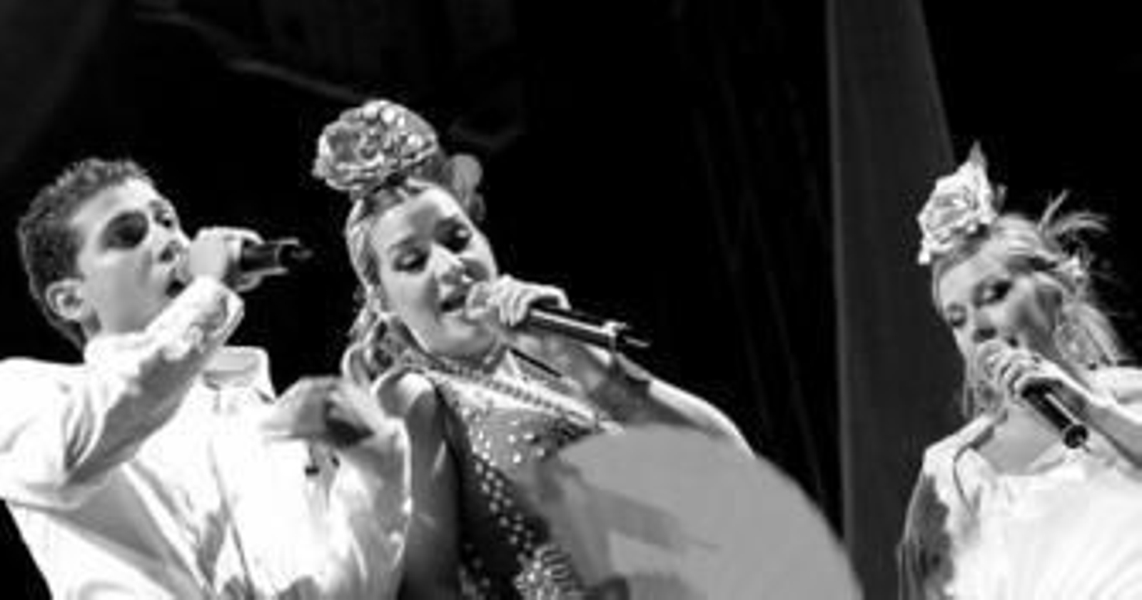 El elenco de artistas que forma 'Se llama copla' levantó en más de una ocasión al público de sus asientos.