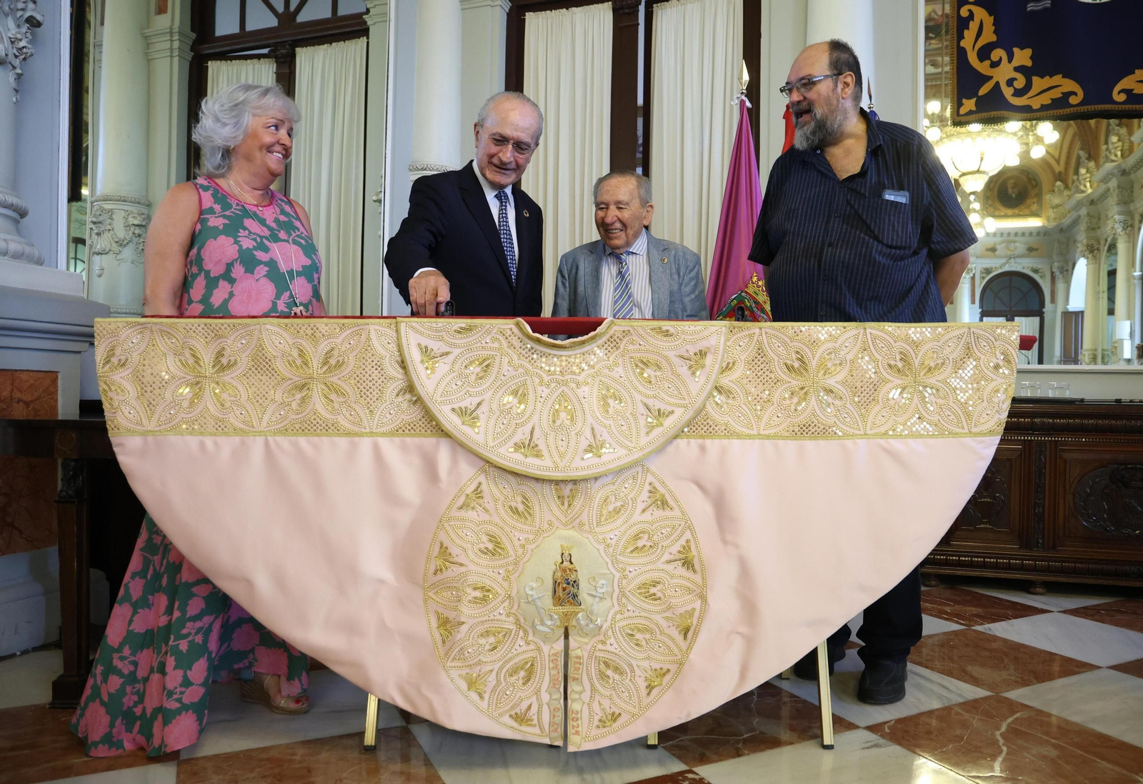 Presentación del diseño del Capote de Paseo, que premia la mejor faena de la feria del año anterior.