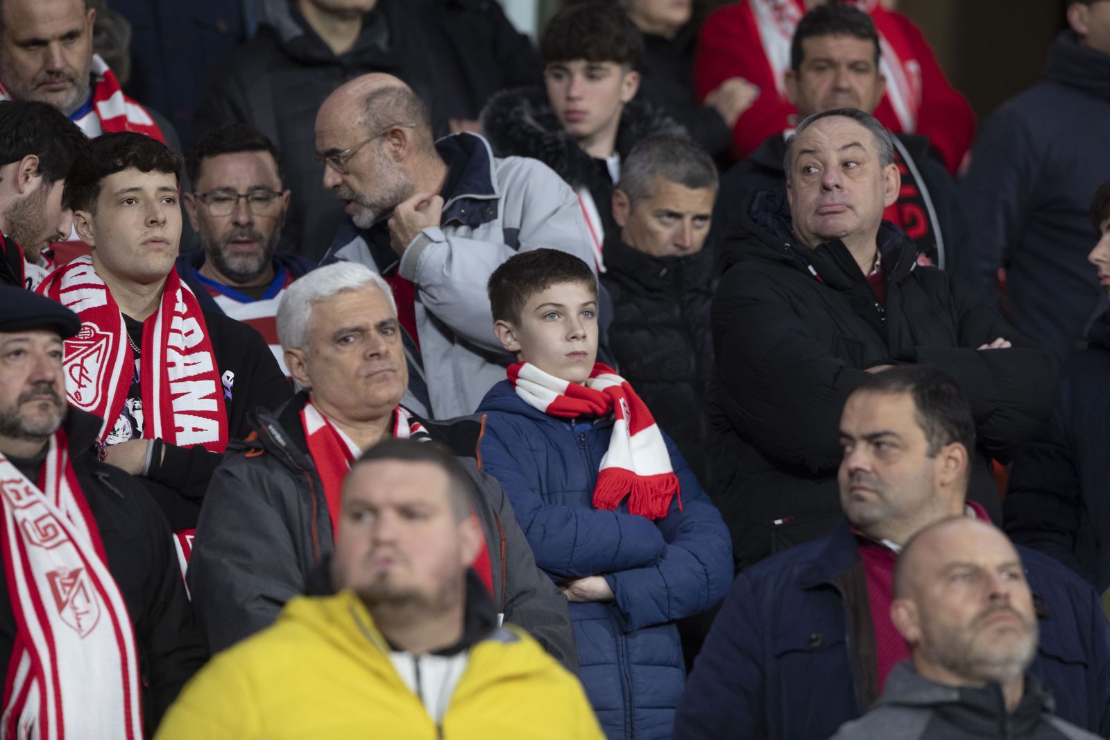 Encuéntrate en la grada de Los Cármenes en el Granada - Athletic Club