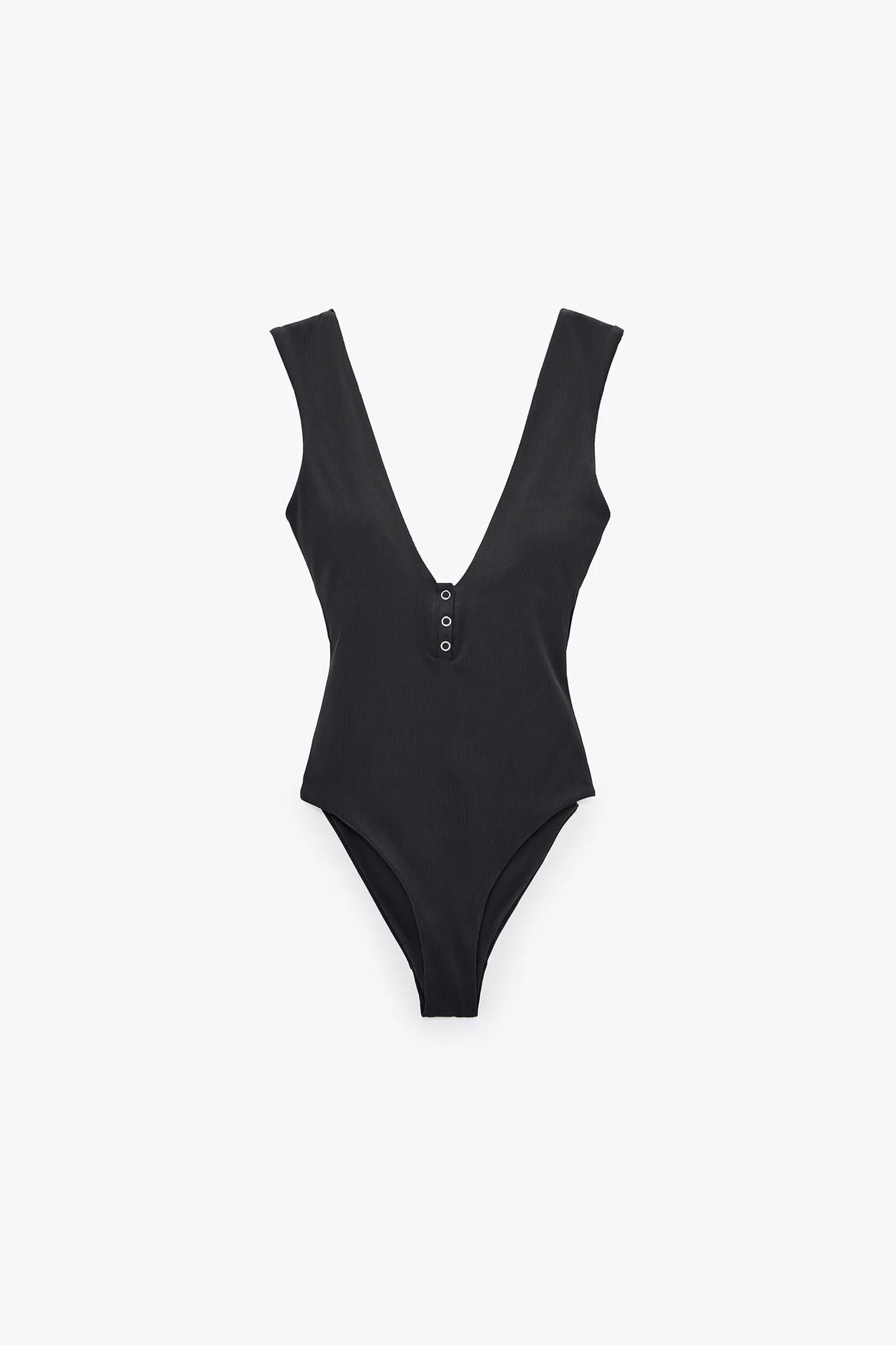 Bañador negro con escote de Zara.