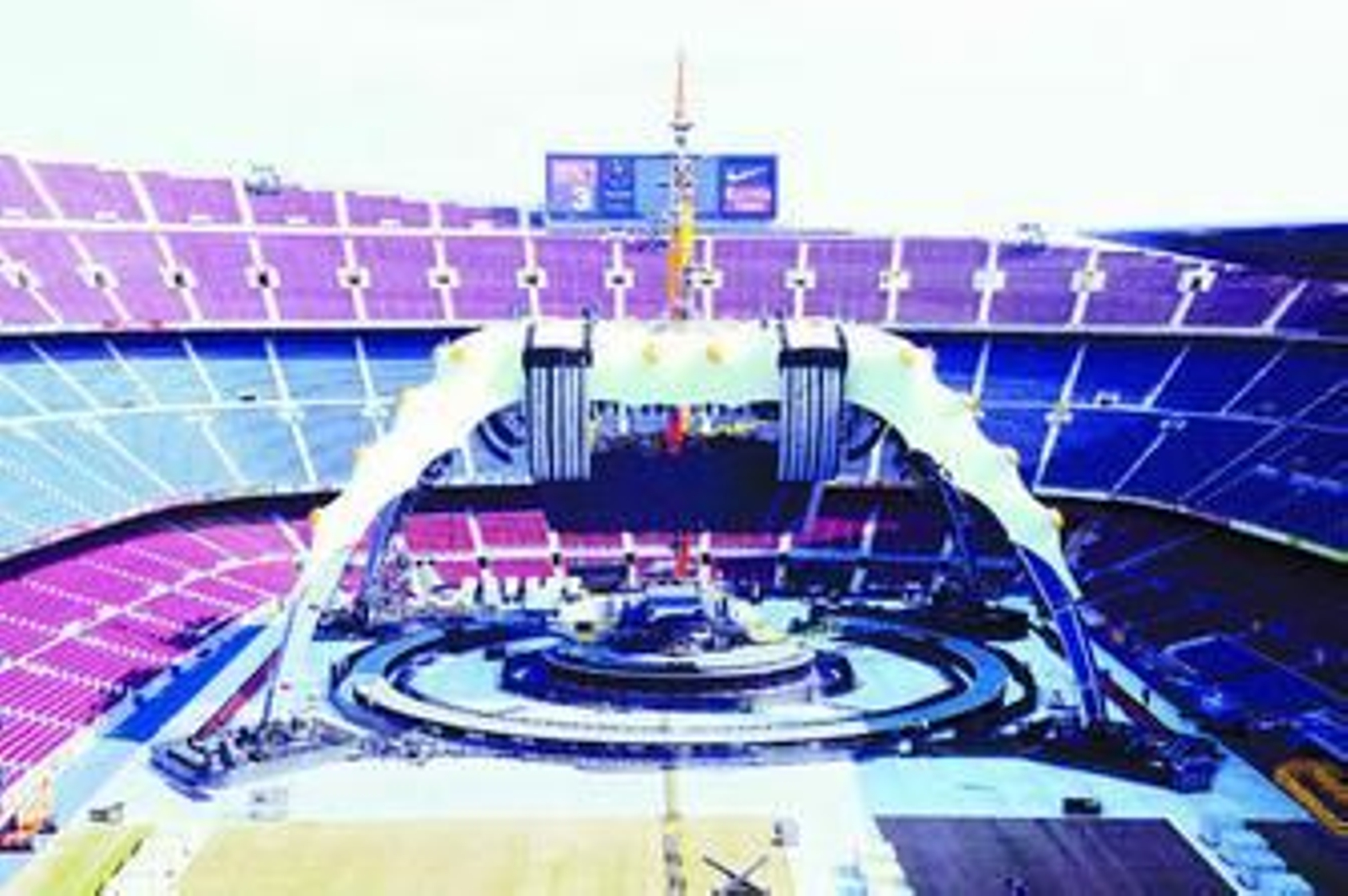 Esta nave de estructura arácnida presidirá el escenario de U2 en el Camp Nou esta noche.