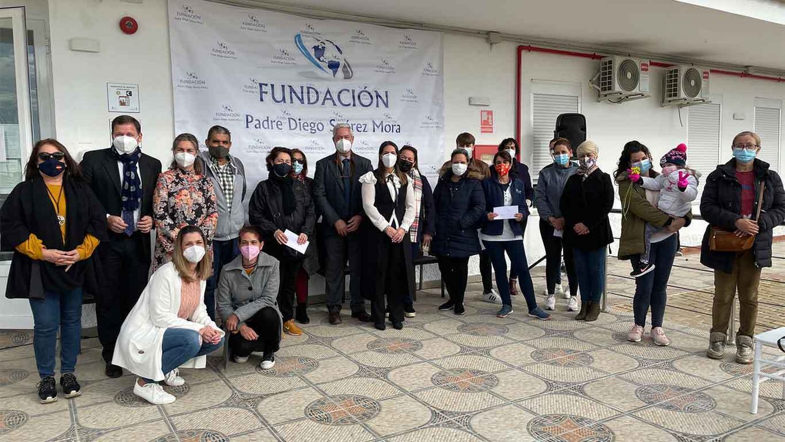 Las becas fueron entregadas en el Complejo Residencial Cristo Roto de Gibraleón.