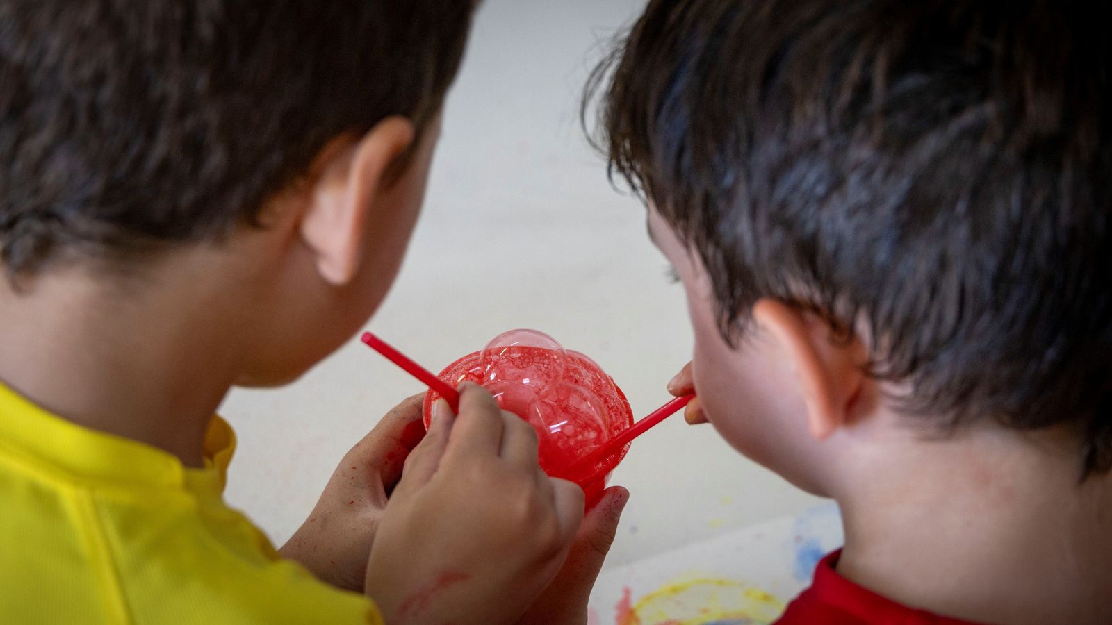 Niños del Colegio San Felipe bebiendo un batido.