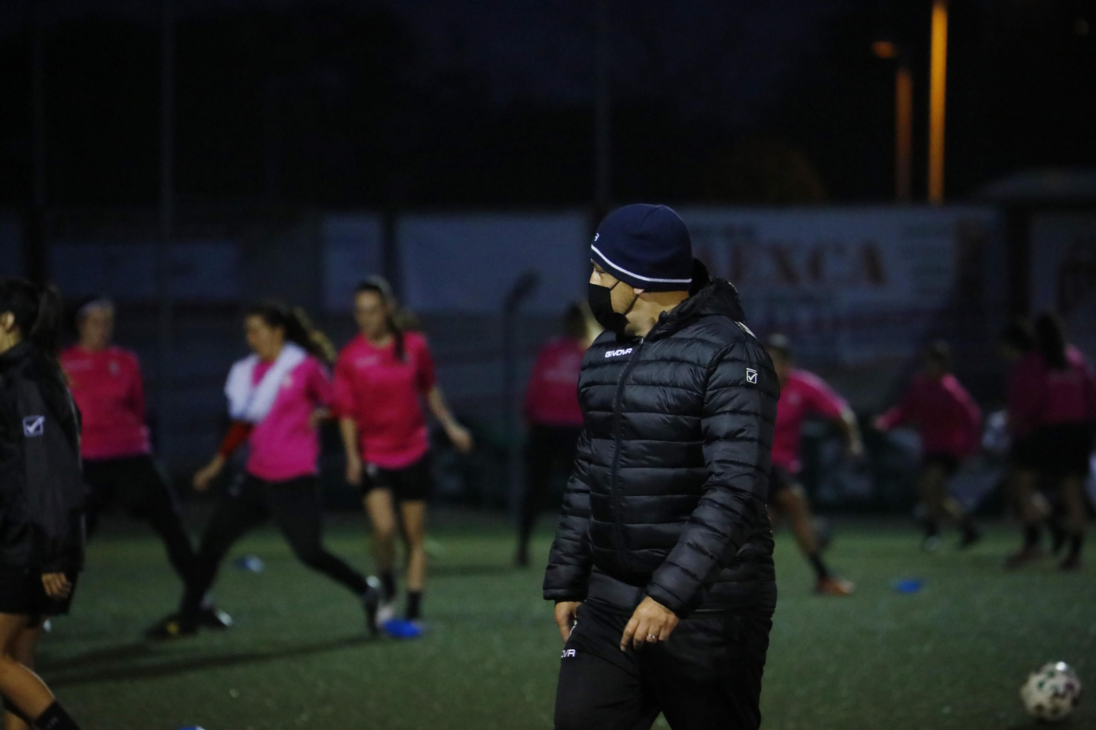 Ariel Montenegro, durante un entrenamiento del Córdoba Femenino en Miralbaida.