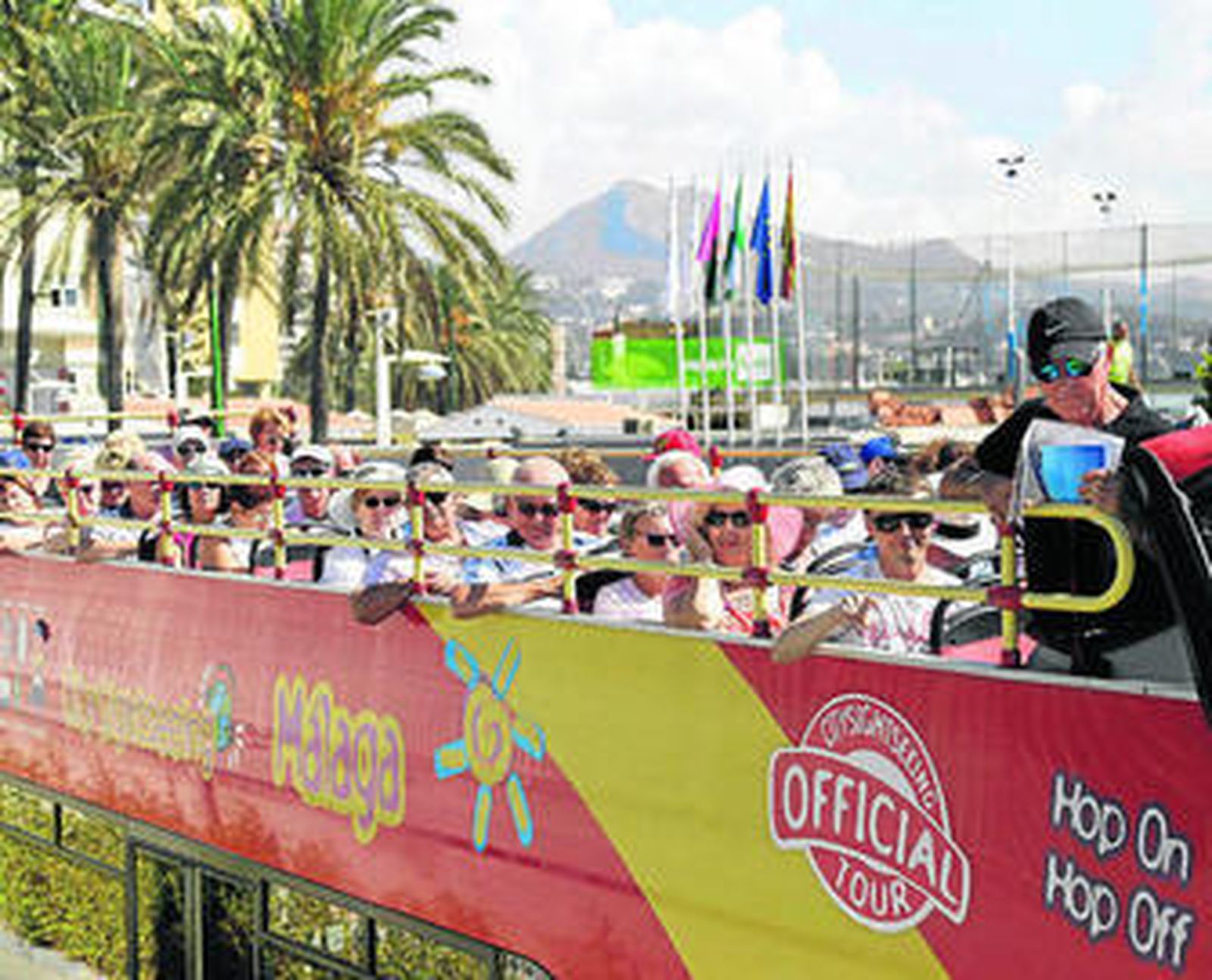 Un grupo de turistas en un autobús en Málaga.
