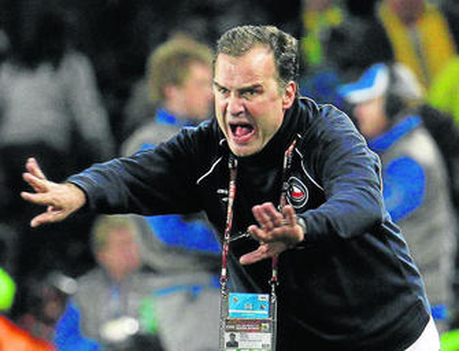 Marcelo Bielsa, muy expresivo, da órdenes a sus jugadores durante el Chile-Brasil del pasado Mundial.
