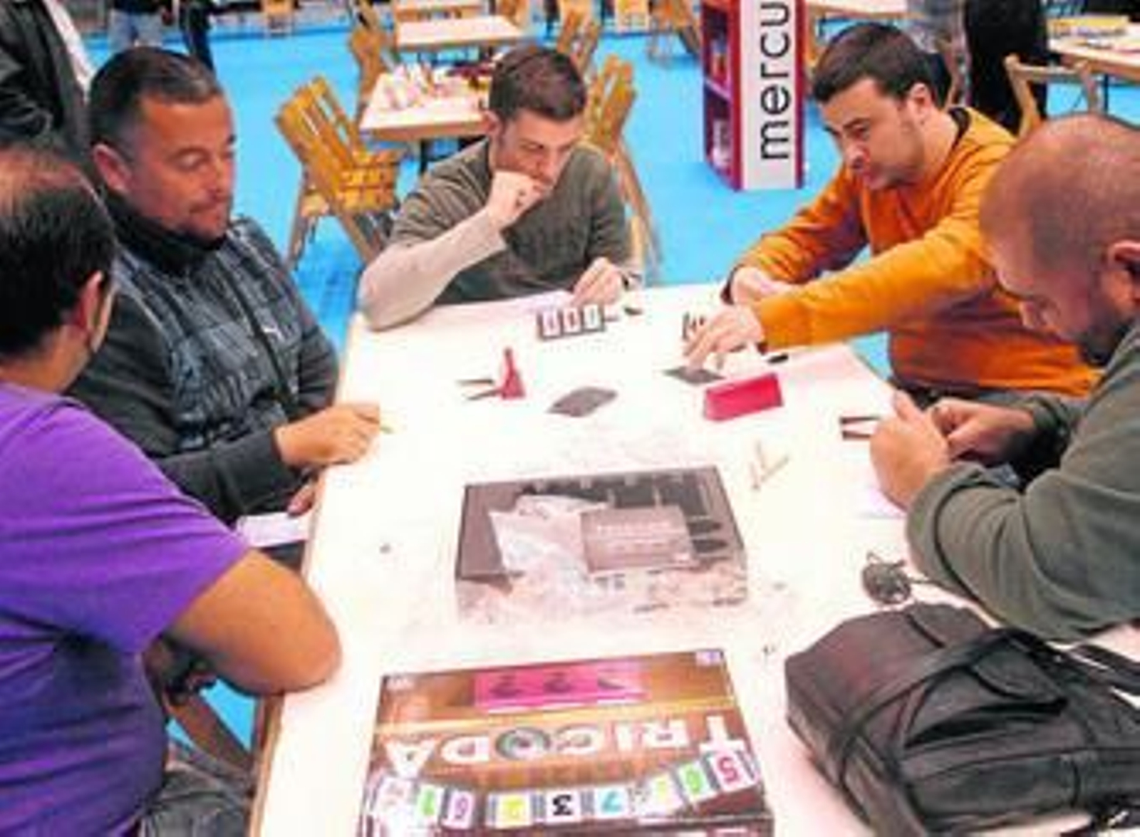 Cinco aficionados a los juegos de mesa echan una partida al Tricoda.