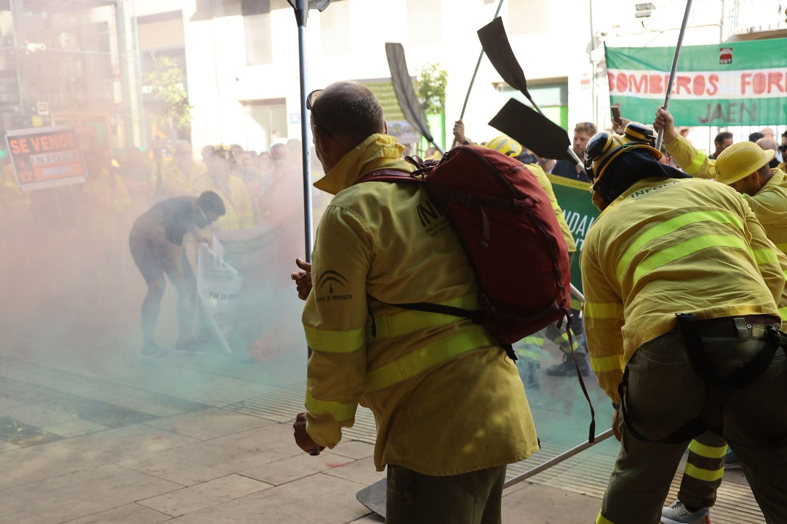 La protesta de los bomberos forestales del Infoca en Málaga, en imágenes