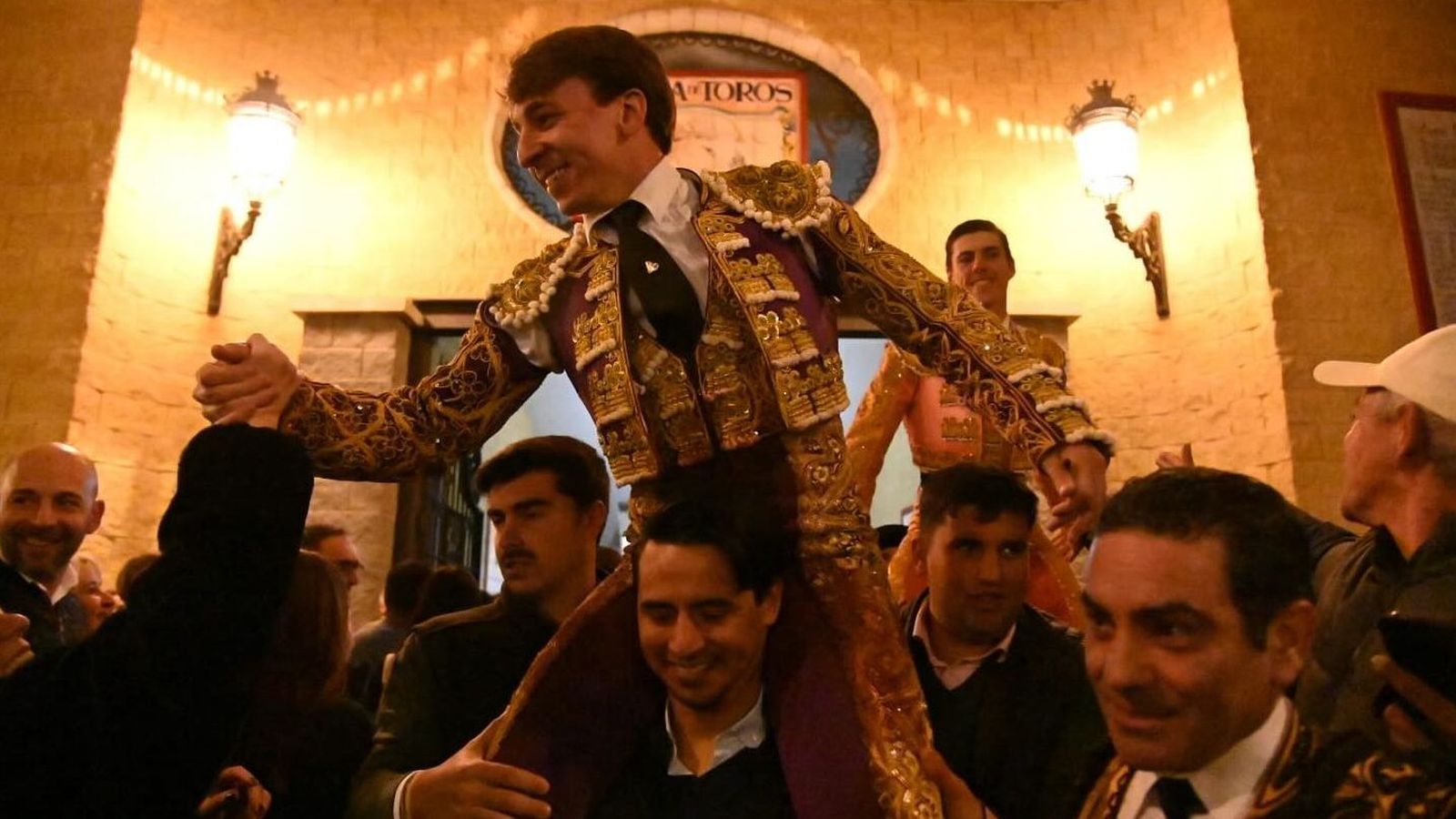 Alejandro Duarte, en primer término, y Francisco Fernández abandonan a hombros la plaza de su pueblo, este sábado