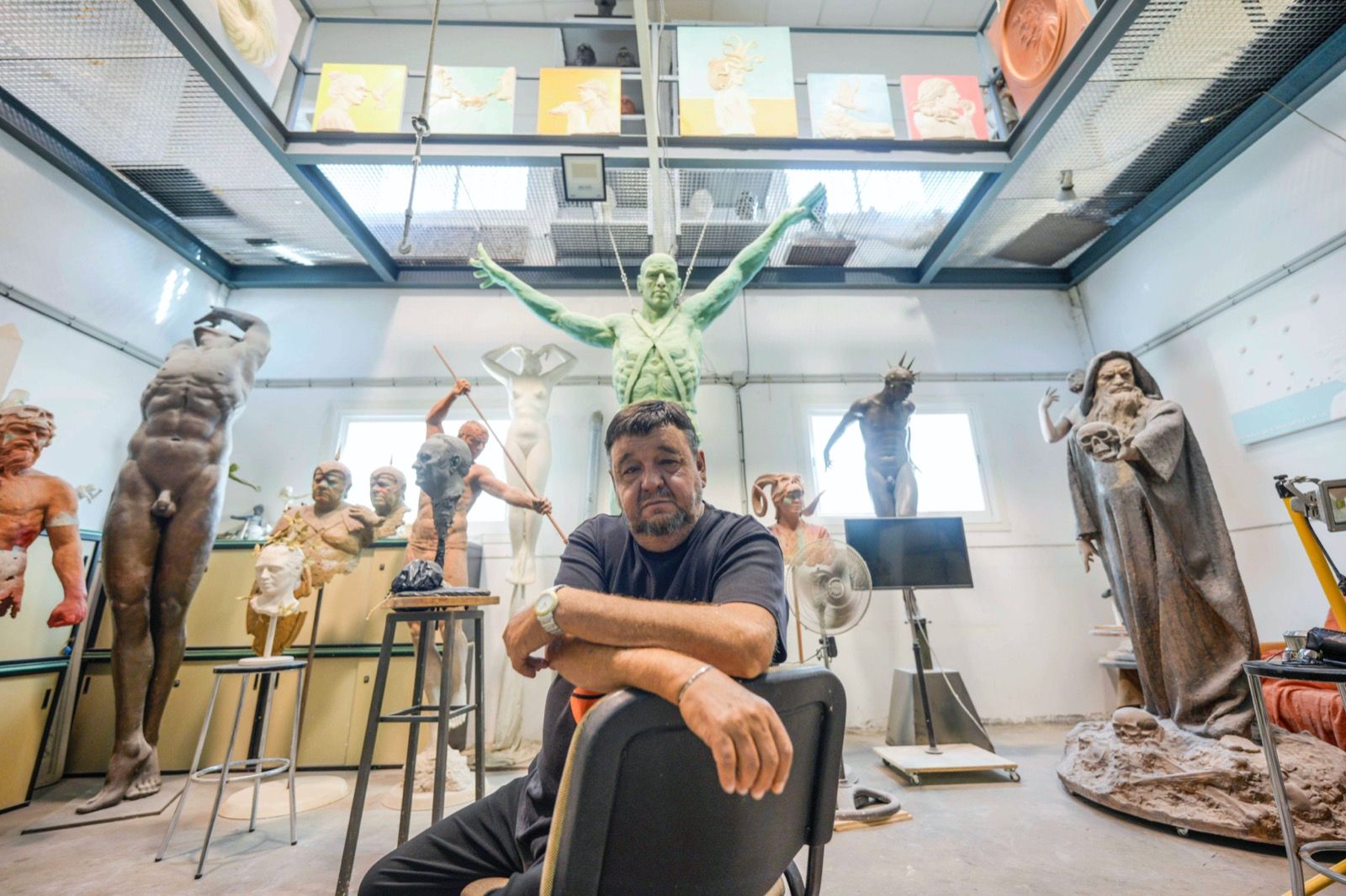El escultor cordobés José Manuel Belmonte, en su taller.