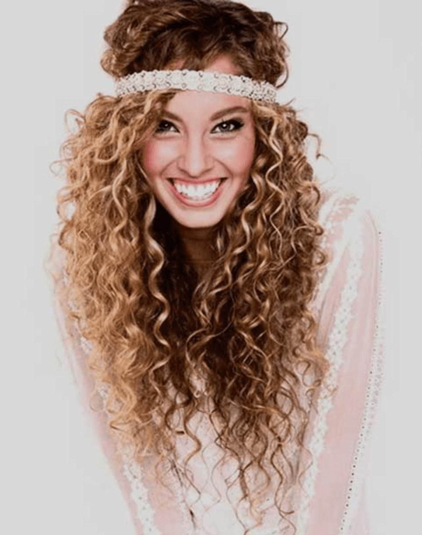 Peinados para pelo rizado fáciles y rápido para presumir de ondas este verano