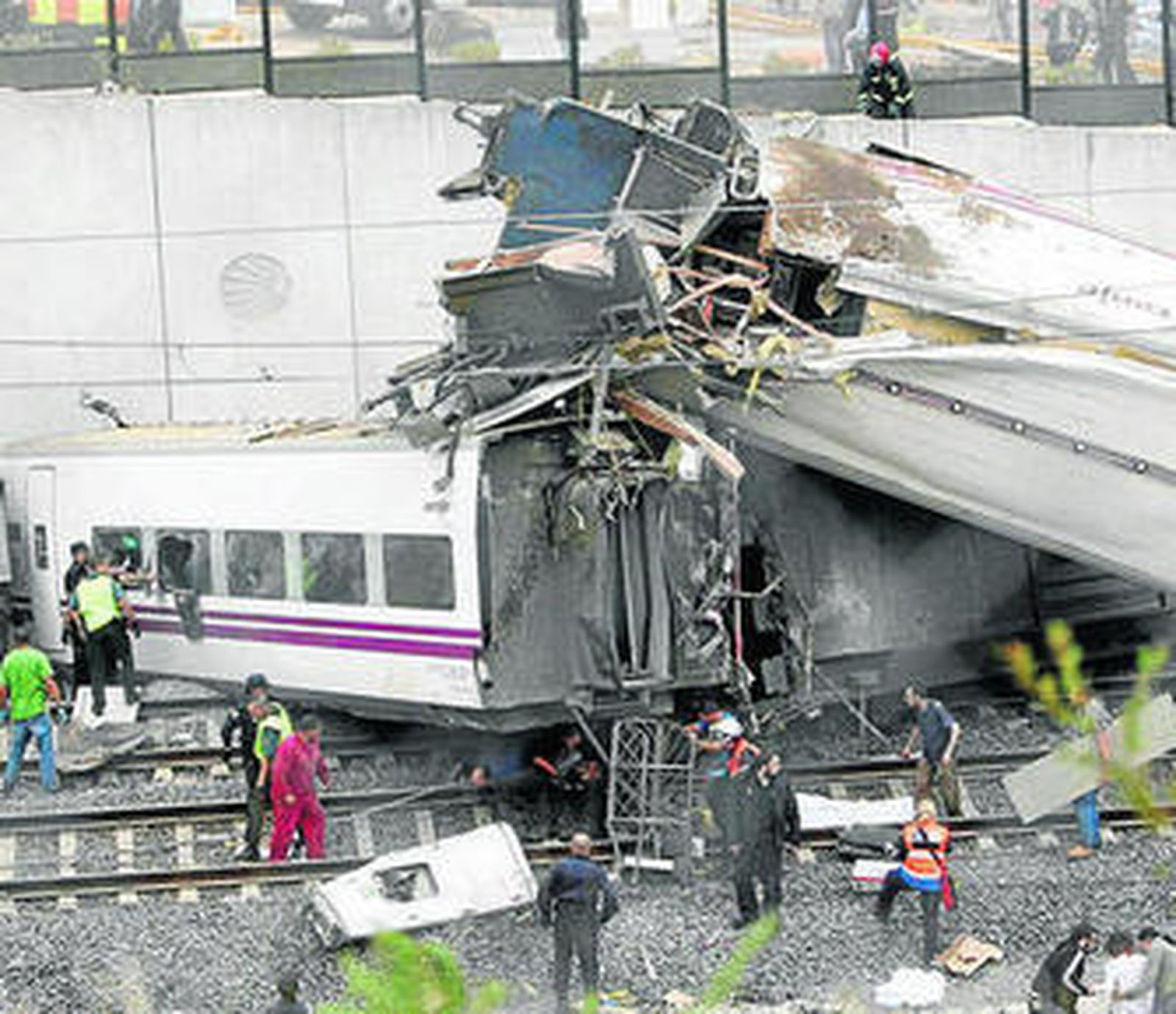Estado en el que quedó el tren Alvia siniestrado en julio de 2013, cerca de Santiago de Compostela.