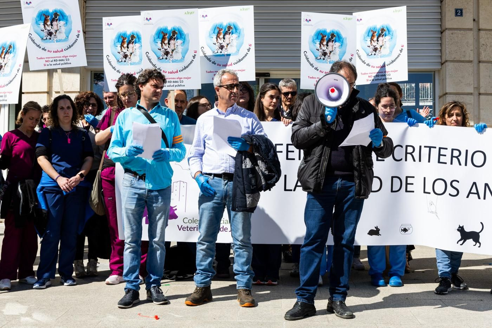 Concentración de veterinarios en protesta contra el real decreto 666/2023