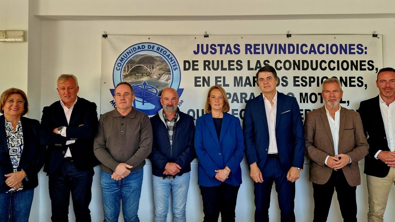 Carlos Rojas y otros responsables del PP de la zona han mantenido un encuentro con los representantes de la Comunidad General de Regantes del Bajo Guadalfeo.