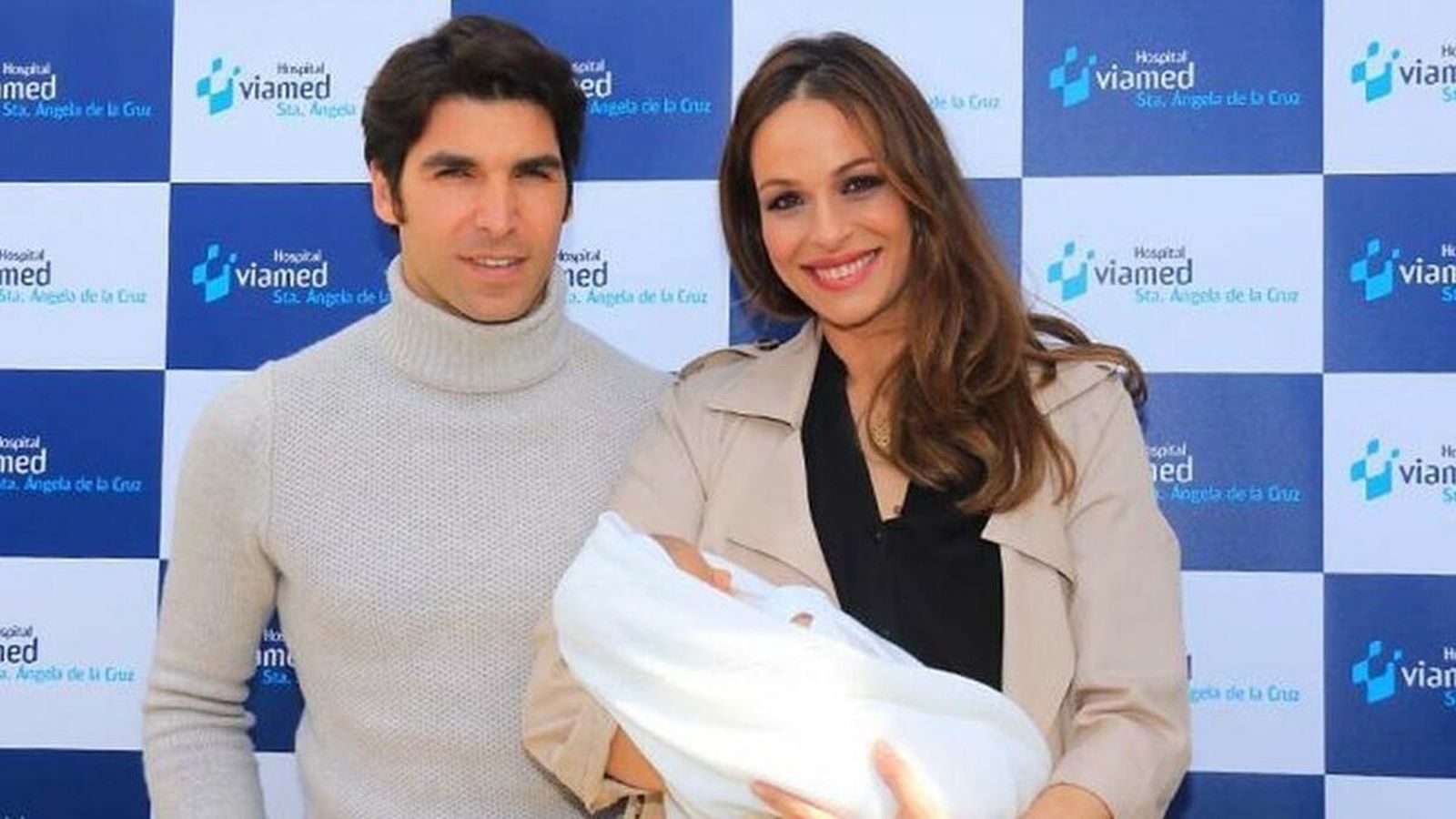 Eva y Cayetano tras el nacimiento de su hijo en una clínica sevillana, en marzo de 2018