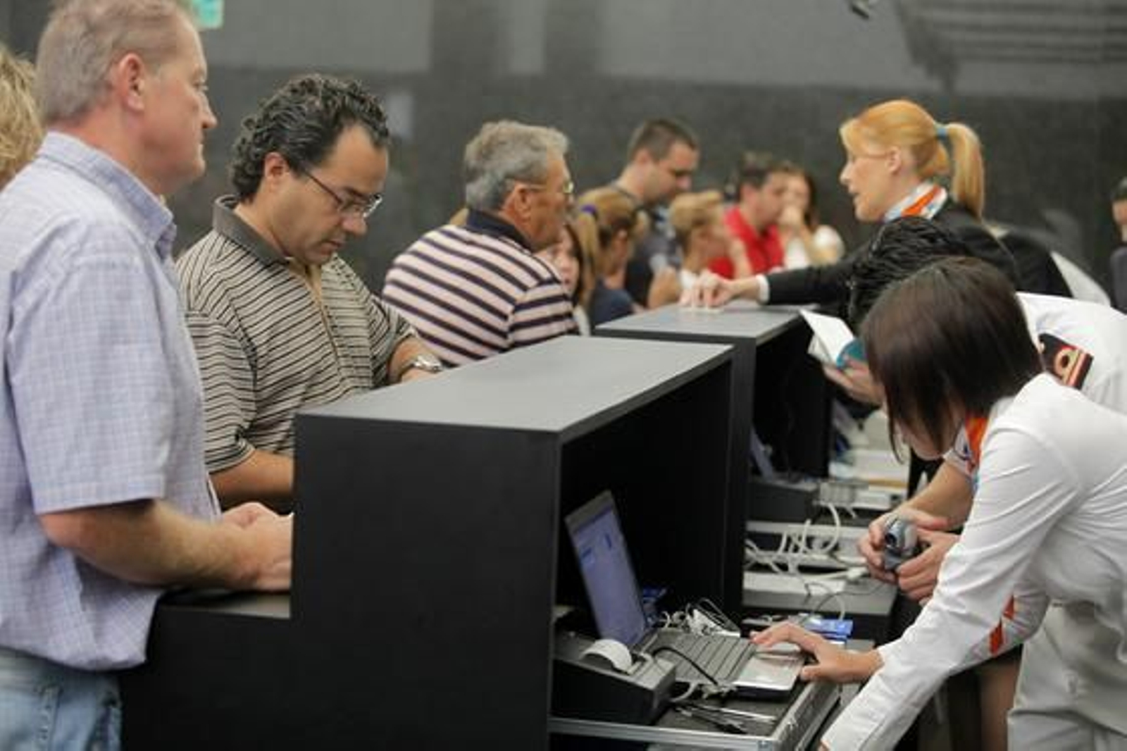 El muelle de Cádiz se estrena como puerto base e inaugura su nueva terminal de pasajeros con la salida del ´Grand Voyager´. 

Foto: Jesus Marin