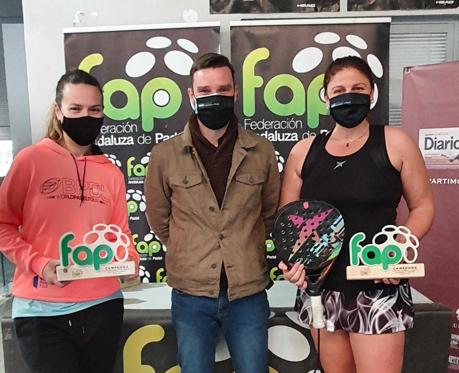 La jerezana Estefanía Morales (izquierda) y su compañera Ángeles Salgado, campeonas en +35 años, junto a Fran Pérez.