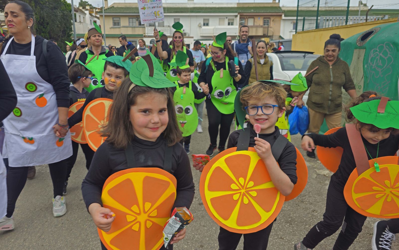 El pasacalles de carnaval del CEIP San García de Algeciras, en imágenes
