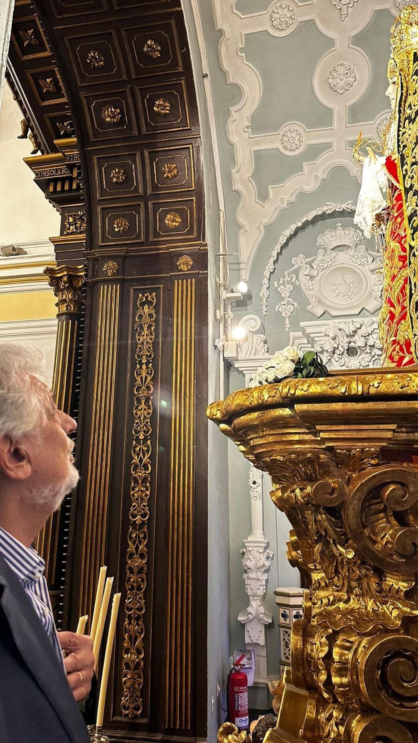 Plácido Domingo, en el camarín de la Virgen de los Dolores. Plácido Domingo, en el camarín de la Virgen de los Dolores.